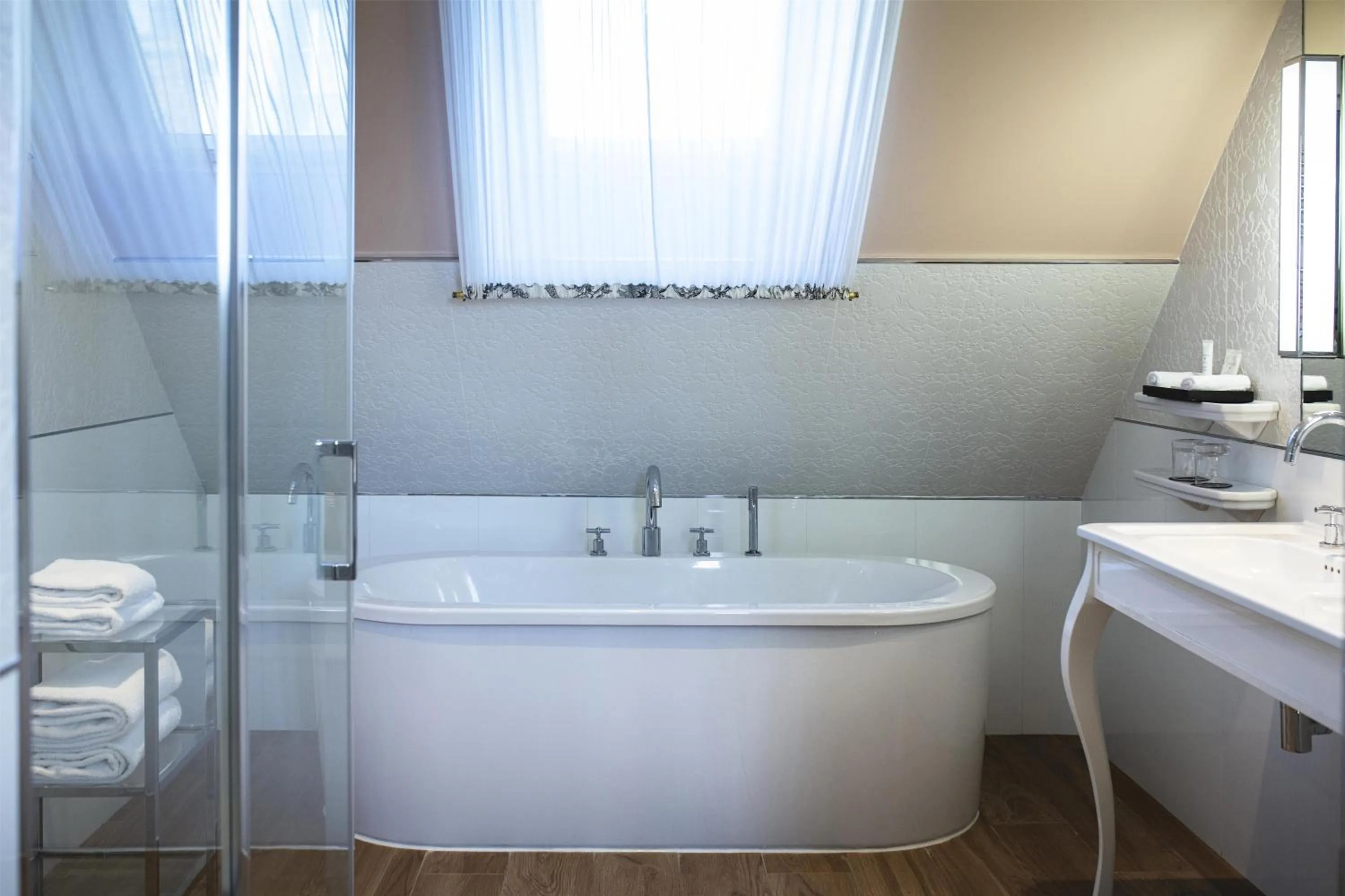 Bathroom in Hotel & Spa Le Grand Monarque, BW Premier Collection