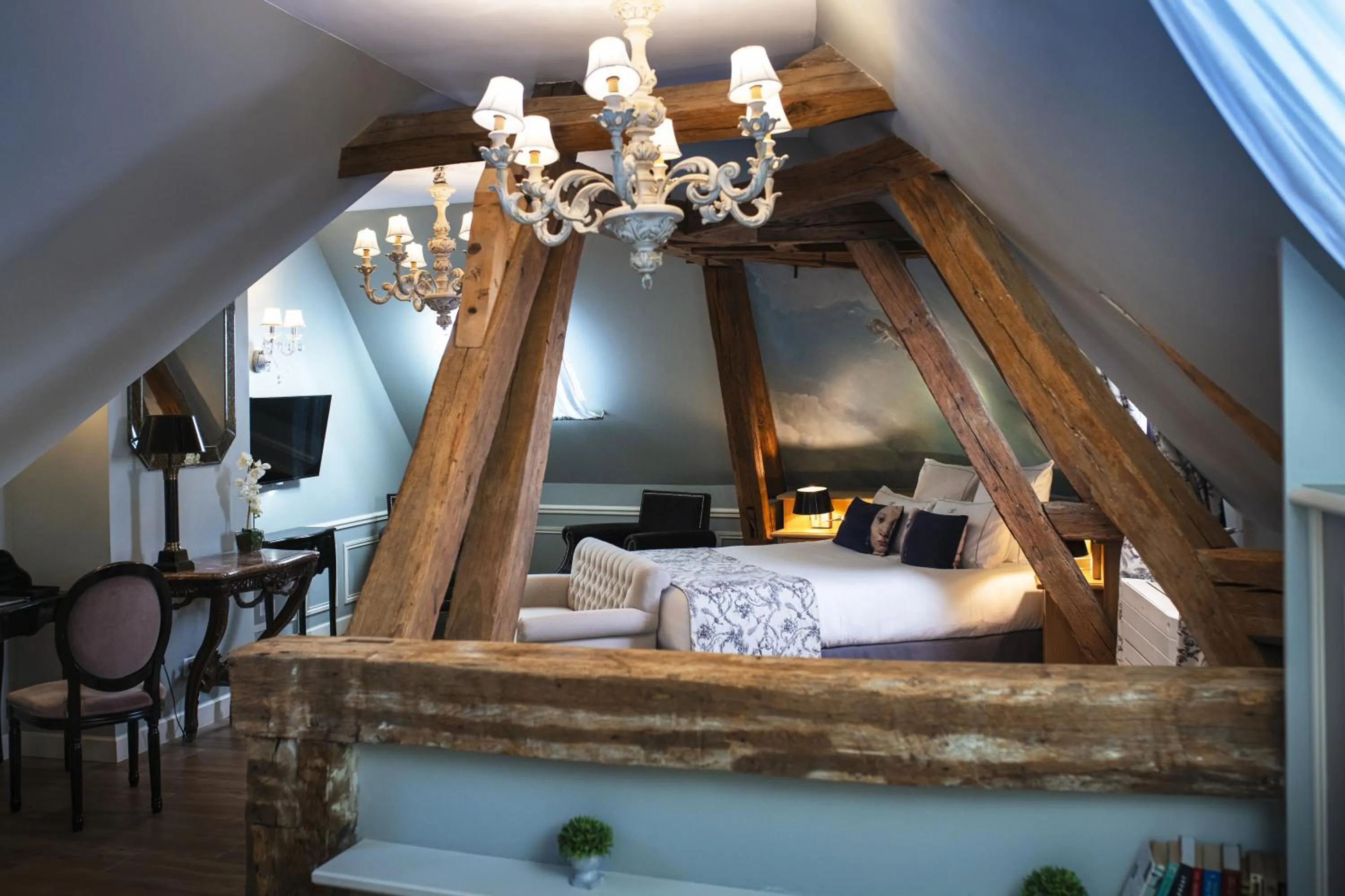 Bed in Hotel & Spa Le Grand Monarque, BW Premier Collection