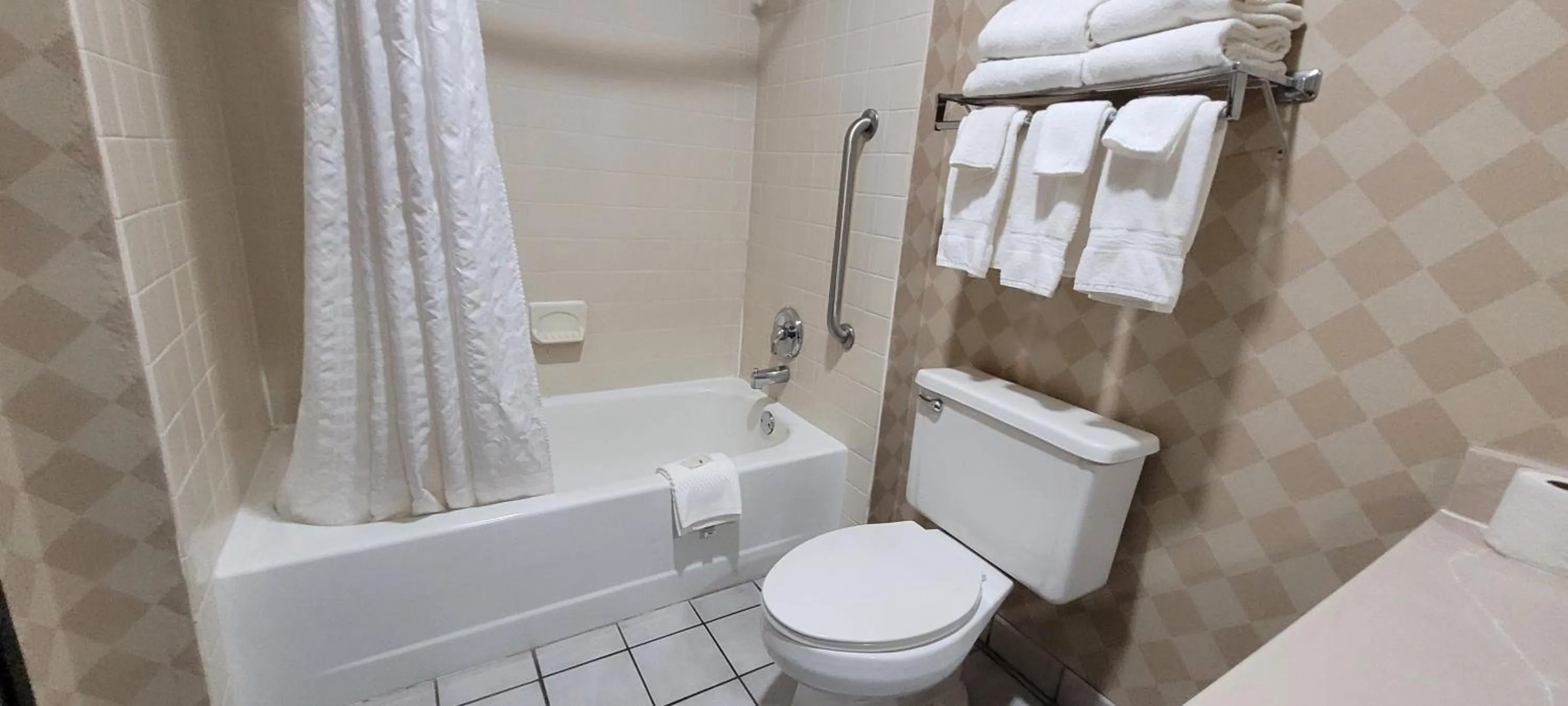 Bathroom in Quality Inn & Suites Columbia I-70