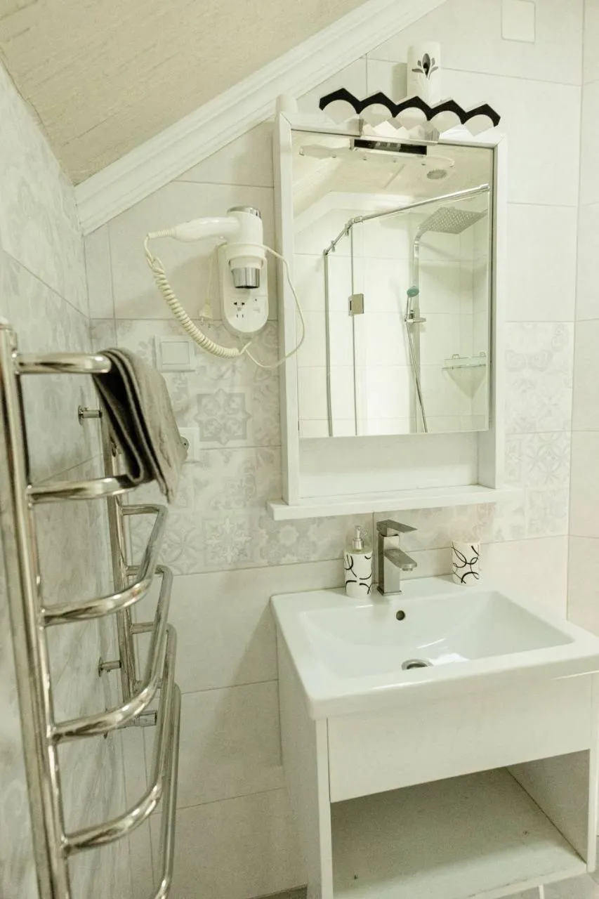 Shower in Zatyshok nad Prutom