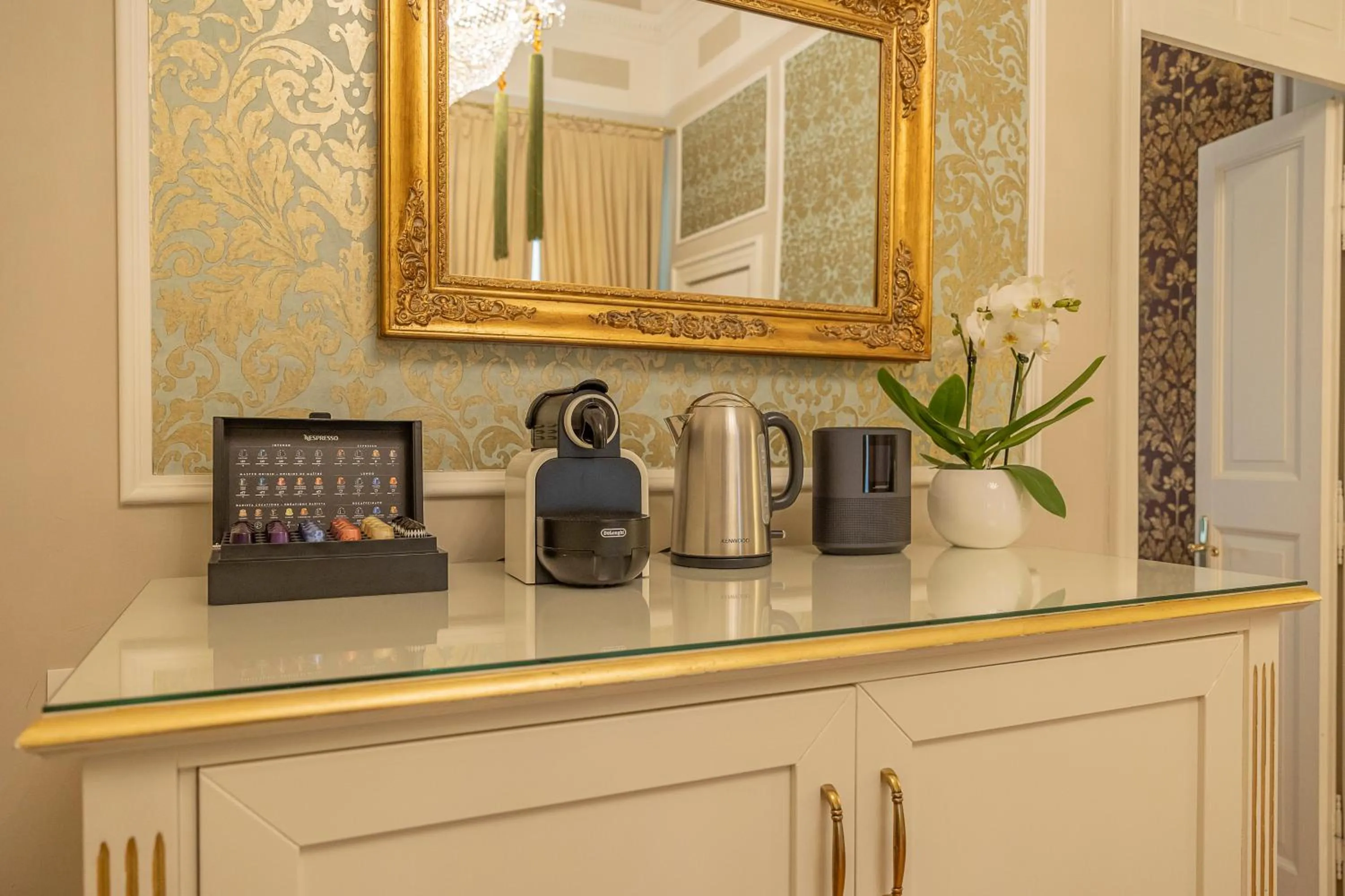 Coffee/tea facilities in Palazzo Monga Boutique Guesthouse