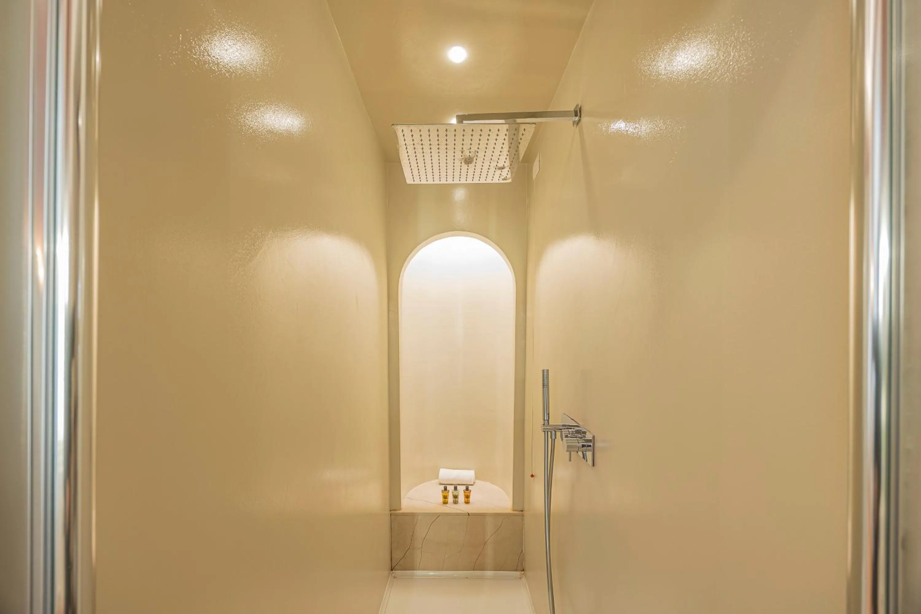 Shower in Palazzo Monga Boutique Guesthouse