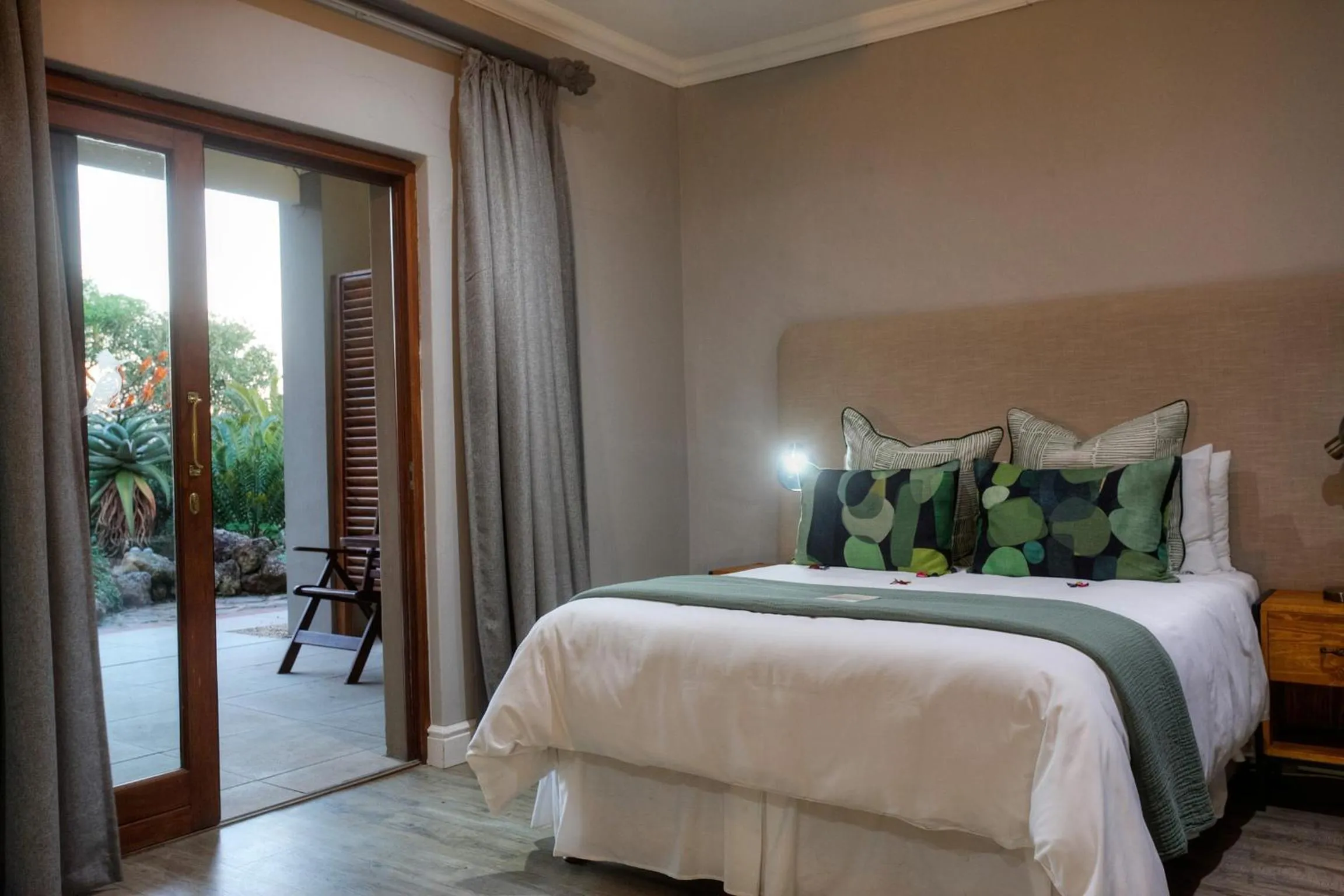 Bedroom, Bed in Addo Elephant Safari Lodge - Bellevue Forest Reserve