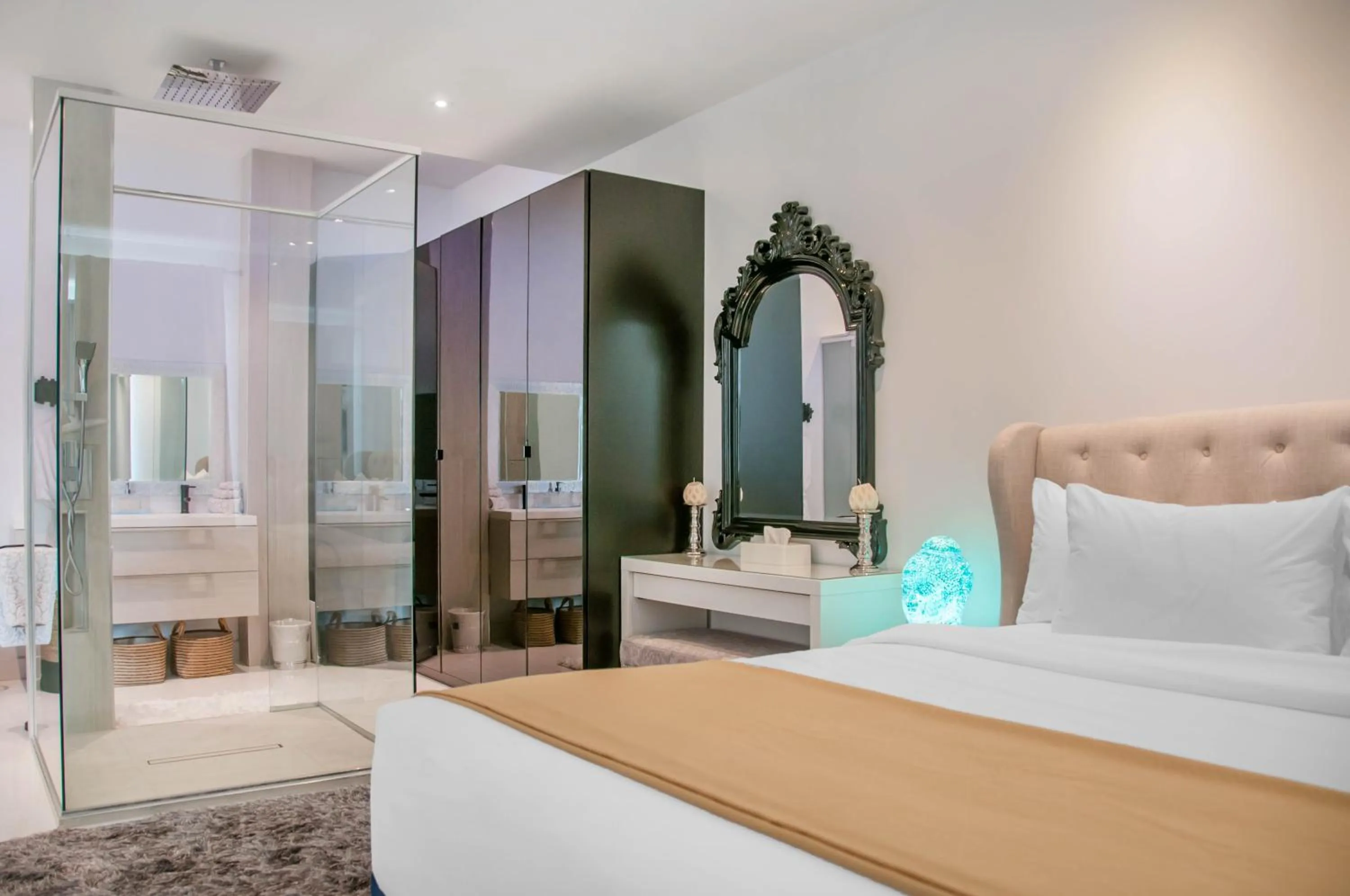 Bedroom, Bed in Empire Suites