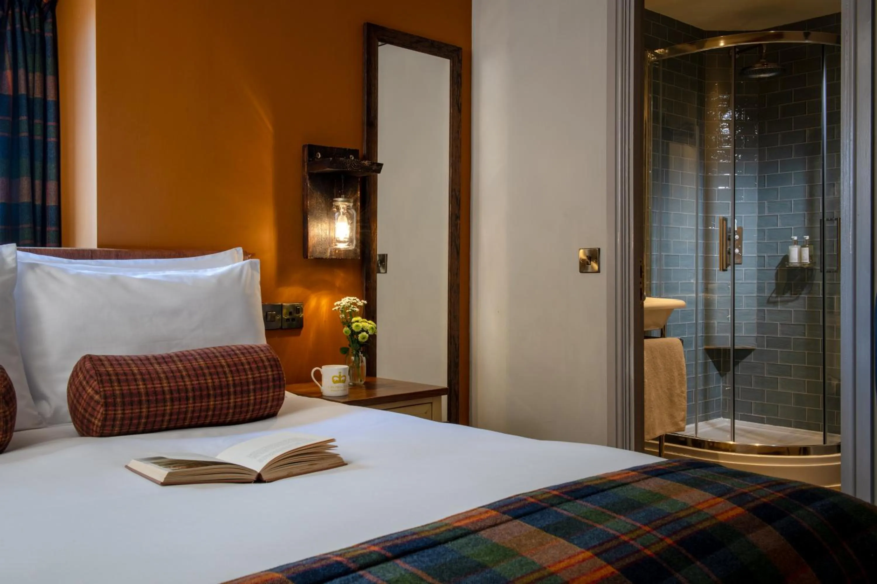 Bedroom, Bed in The Crown Inn Pooley Bridge