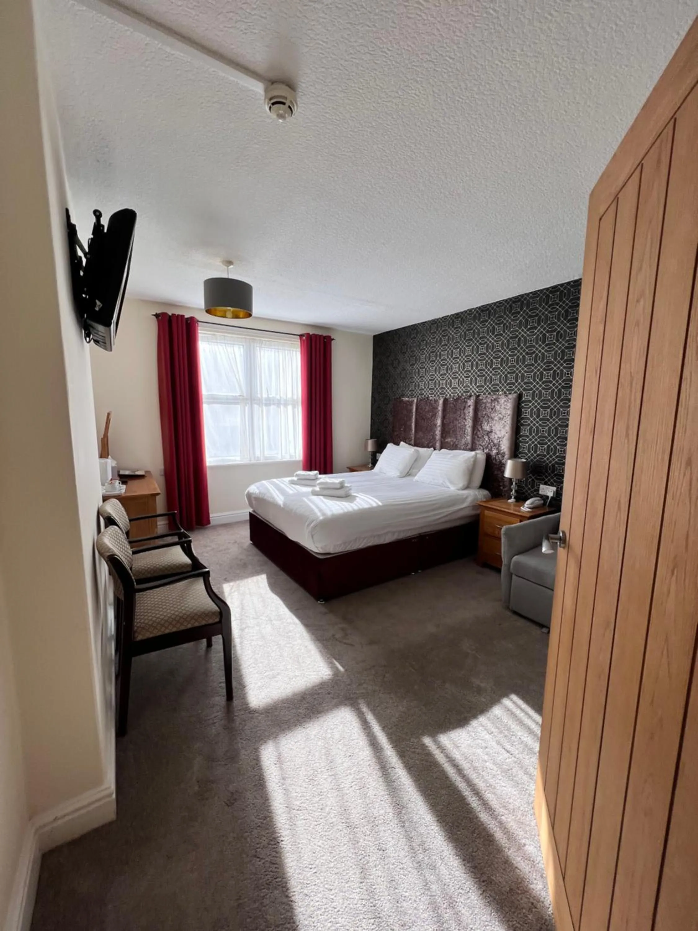 Bathroom, Bed in Merrion Hotel