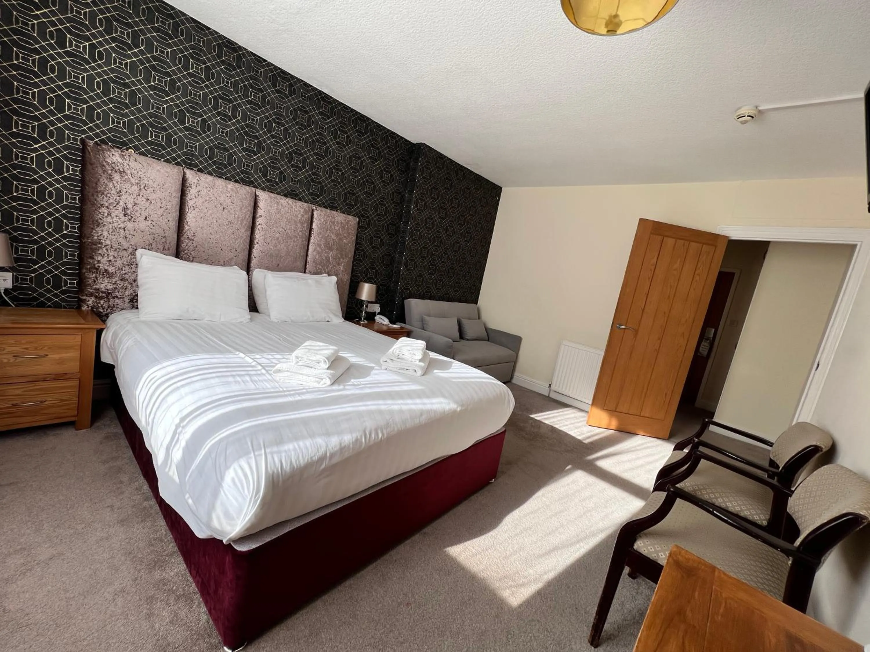 Toilet, Bed in Merrion Hotel