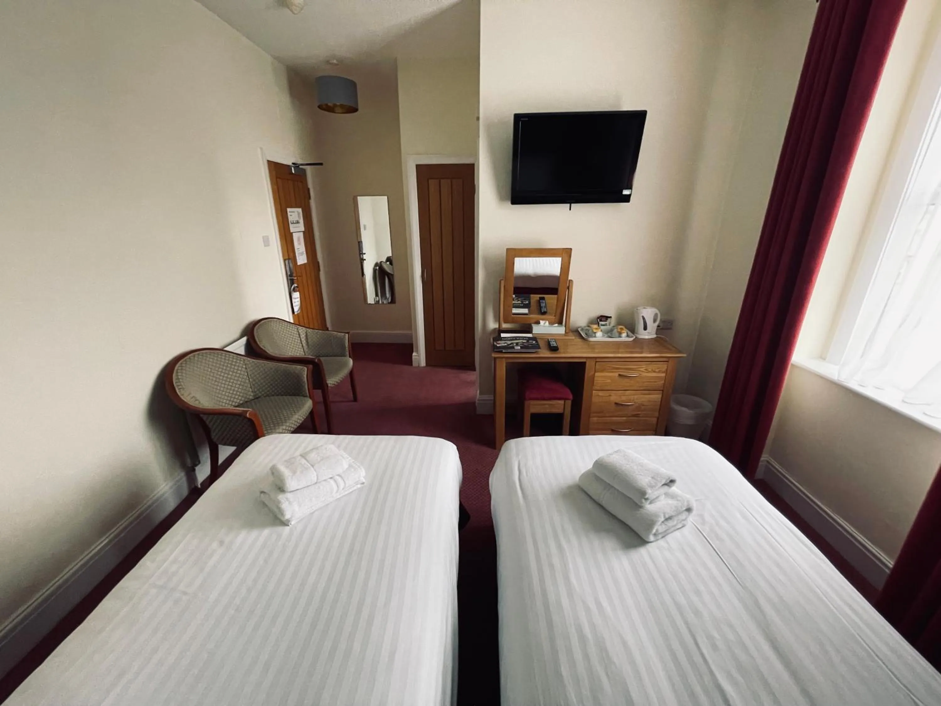 Bathroom, Bed in Merrion Hotel