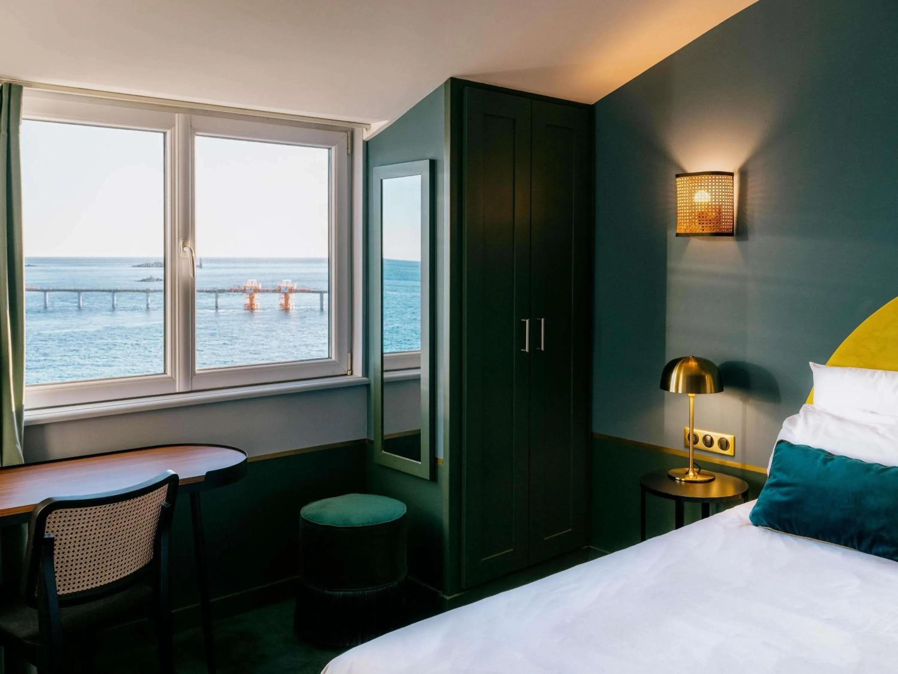 Bedroom, Bed in Hotel Mercure Roscoff Bord De Mer