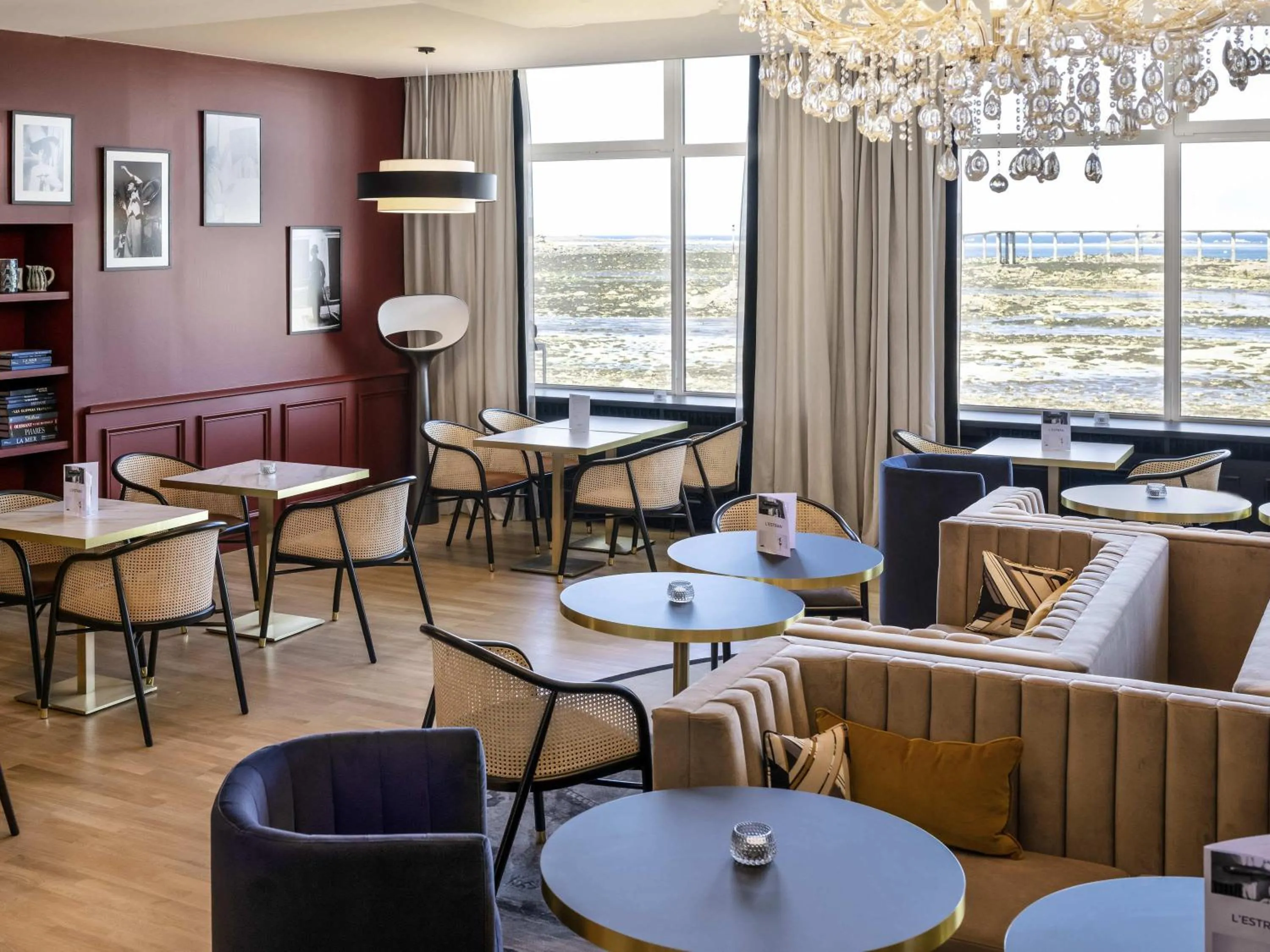 Lounge or bar in Hotel Mercure Roscoff Bord De Mer
