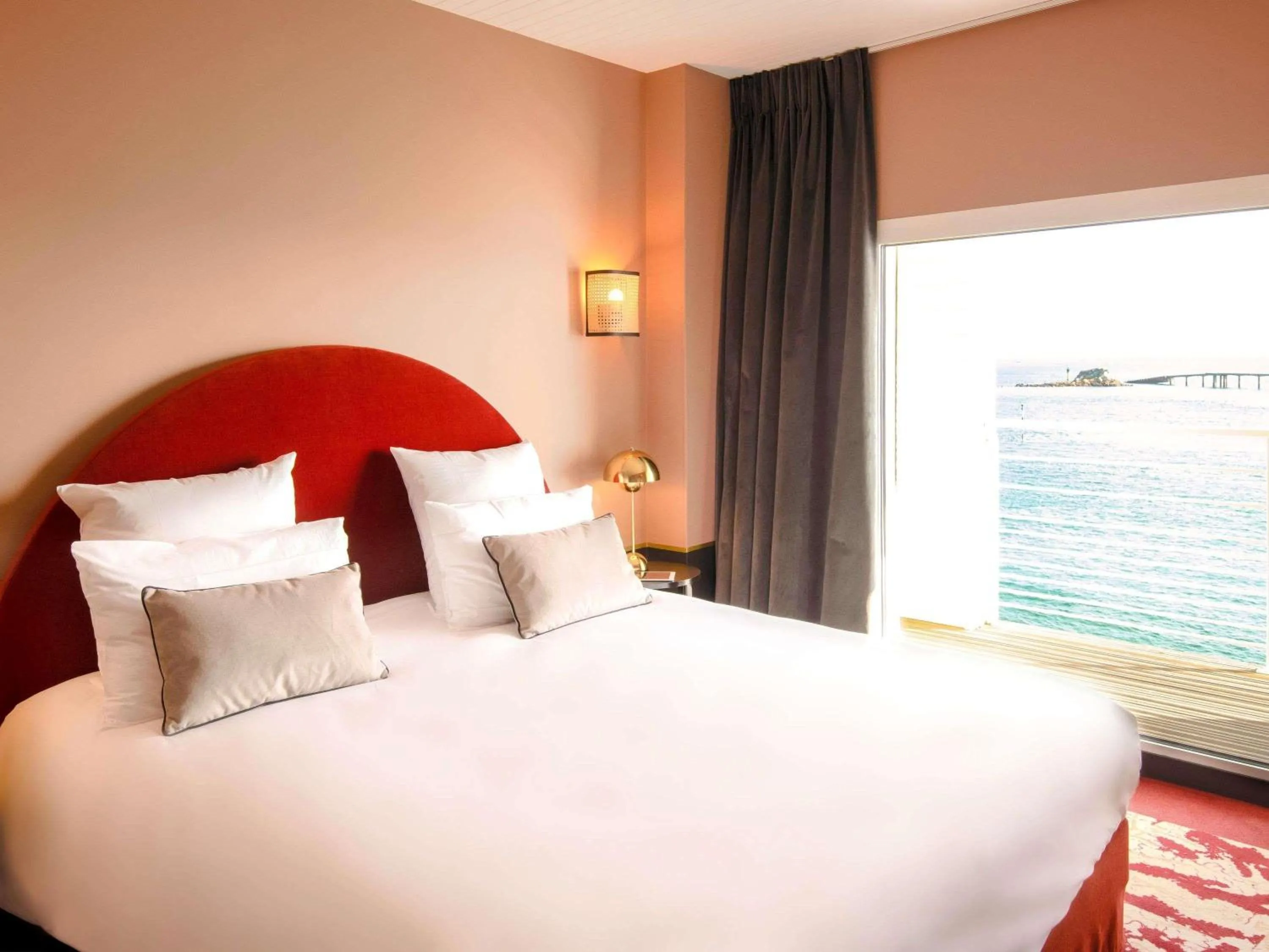 Bedroom, Bed in Hotel Mercure Roscoff Bord De Mer