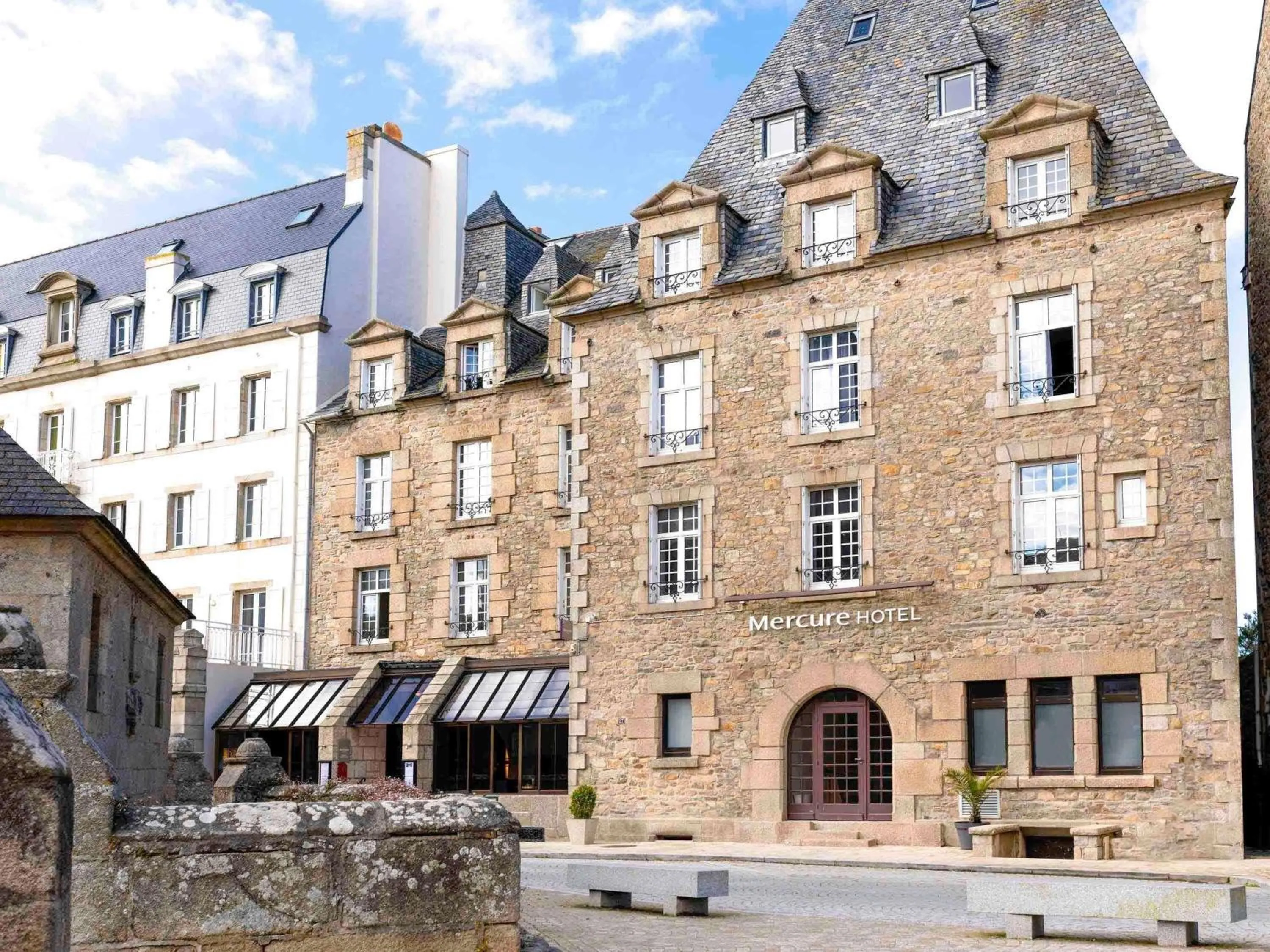 Property building in Hotel Mercure Roscoff Bord De Mer