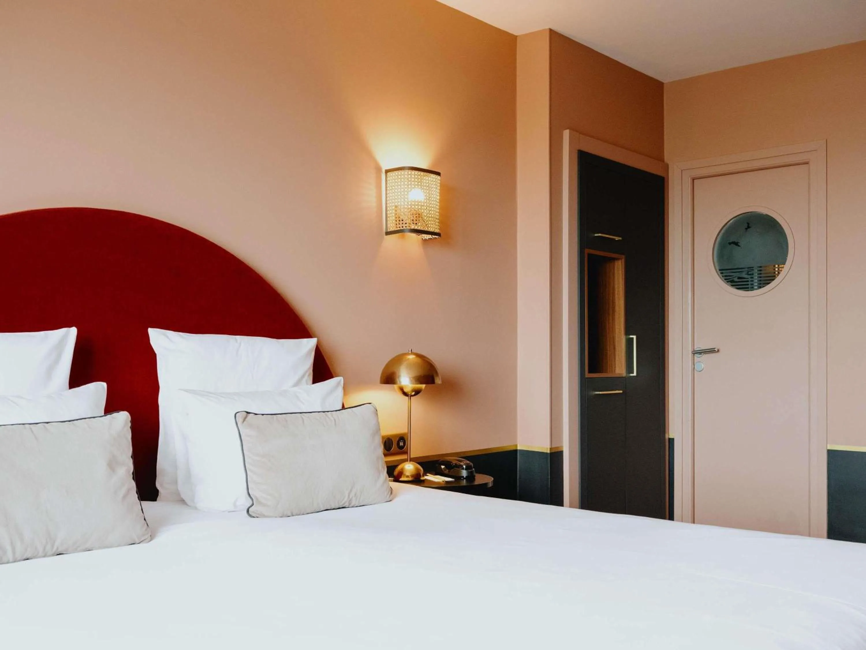 Bedroom, Bed in Hotel Mercure Roscoff Bord De Mer