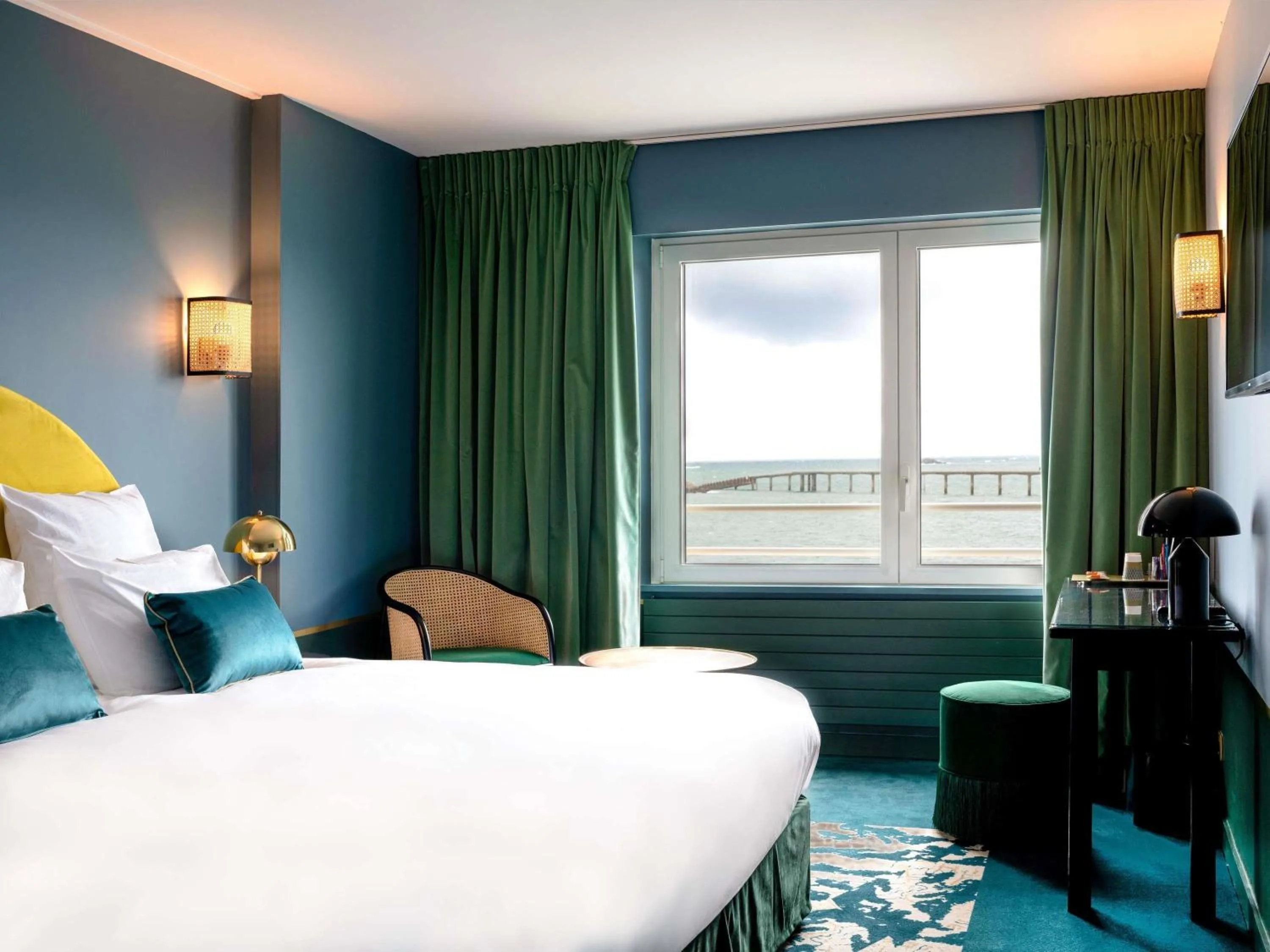 Bedroom, Bed in Hotel Mercure Roscoff Bord De Mer