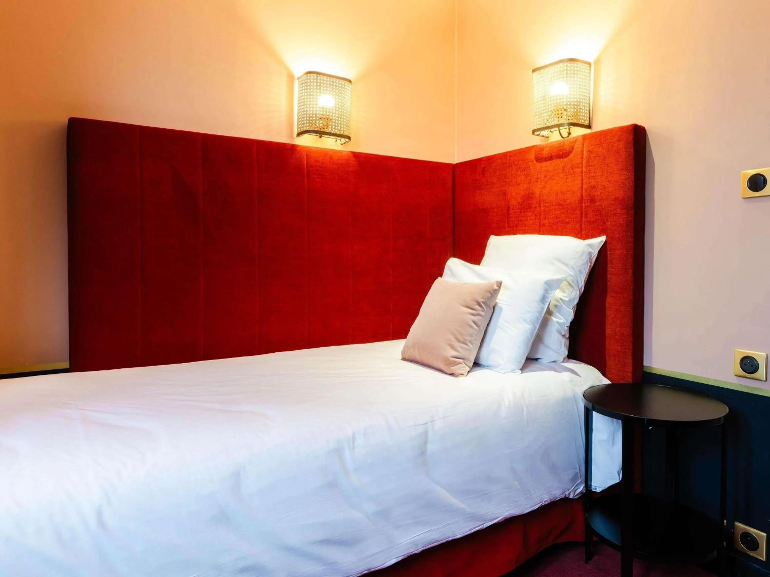 Bedroom, Bed in Hotel Mercure Roscoff Bord De Mer