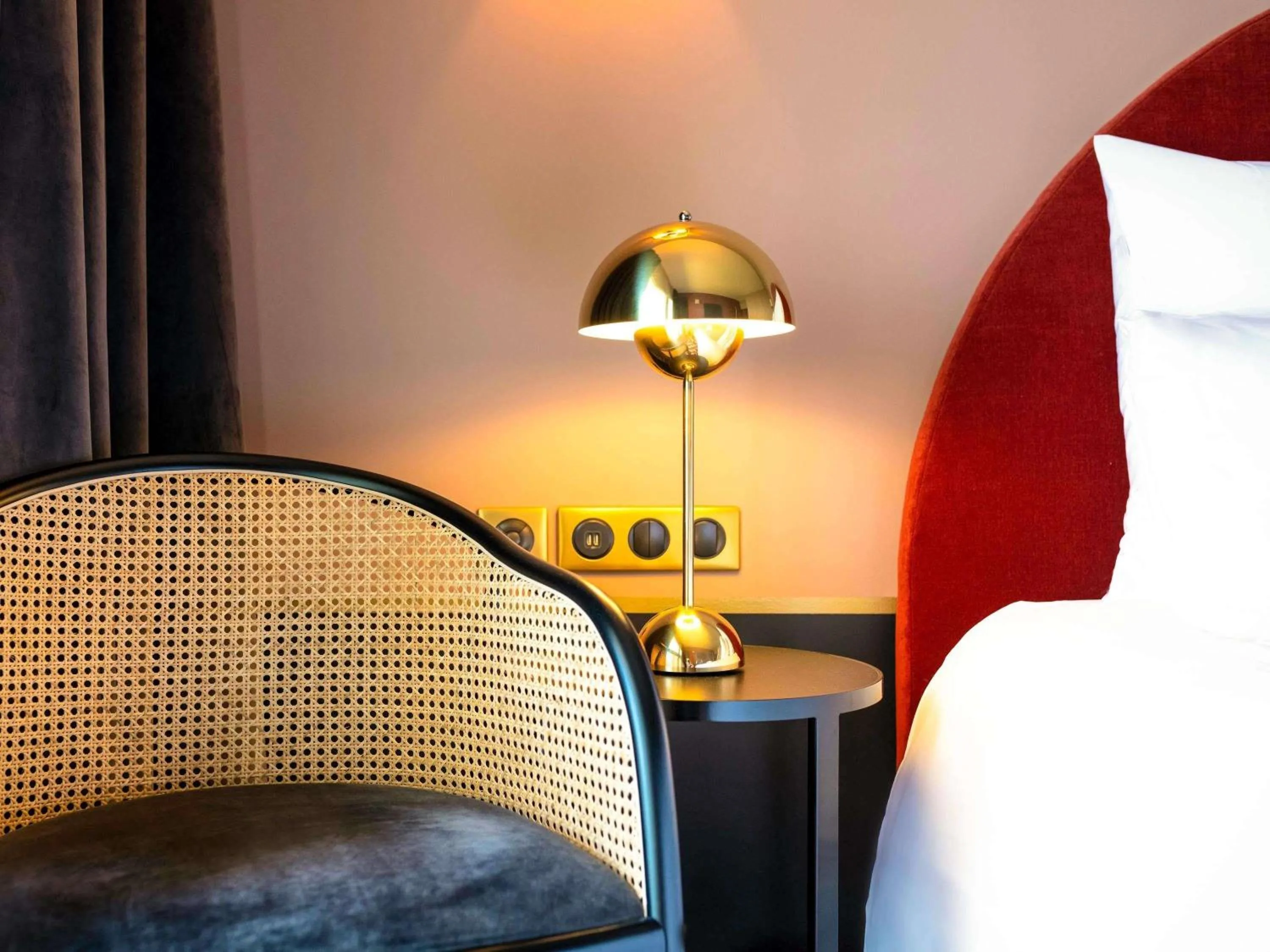 Bedroom, Bed in Hotel Mercure Roscoff Bord De Mer