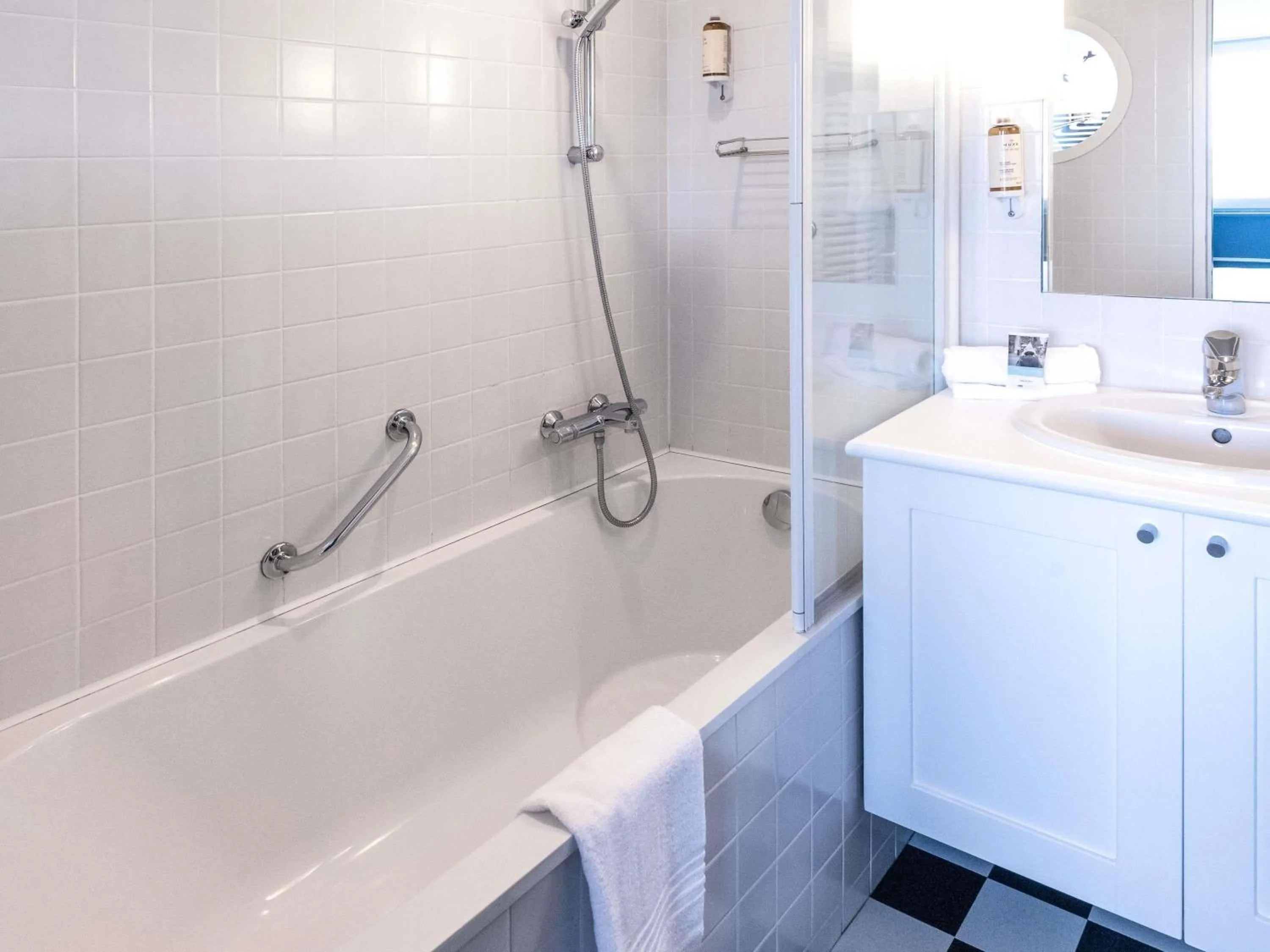 Bedroom in Hotel Mercure Roscoff Bord De Mer