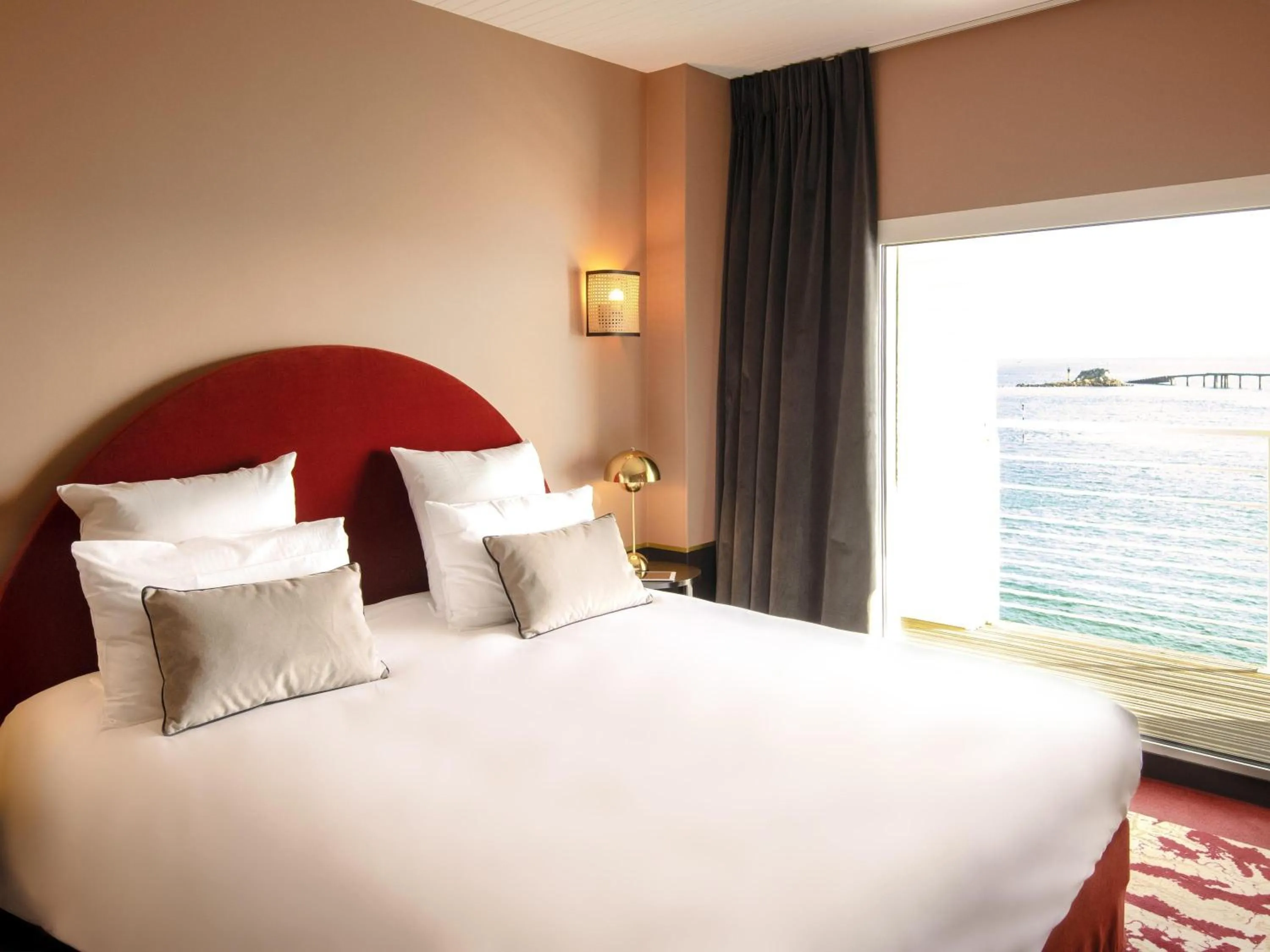 Bedroom, Bed in Hotel Mercure Roscoff Bord De Mer