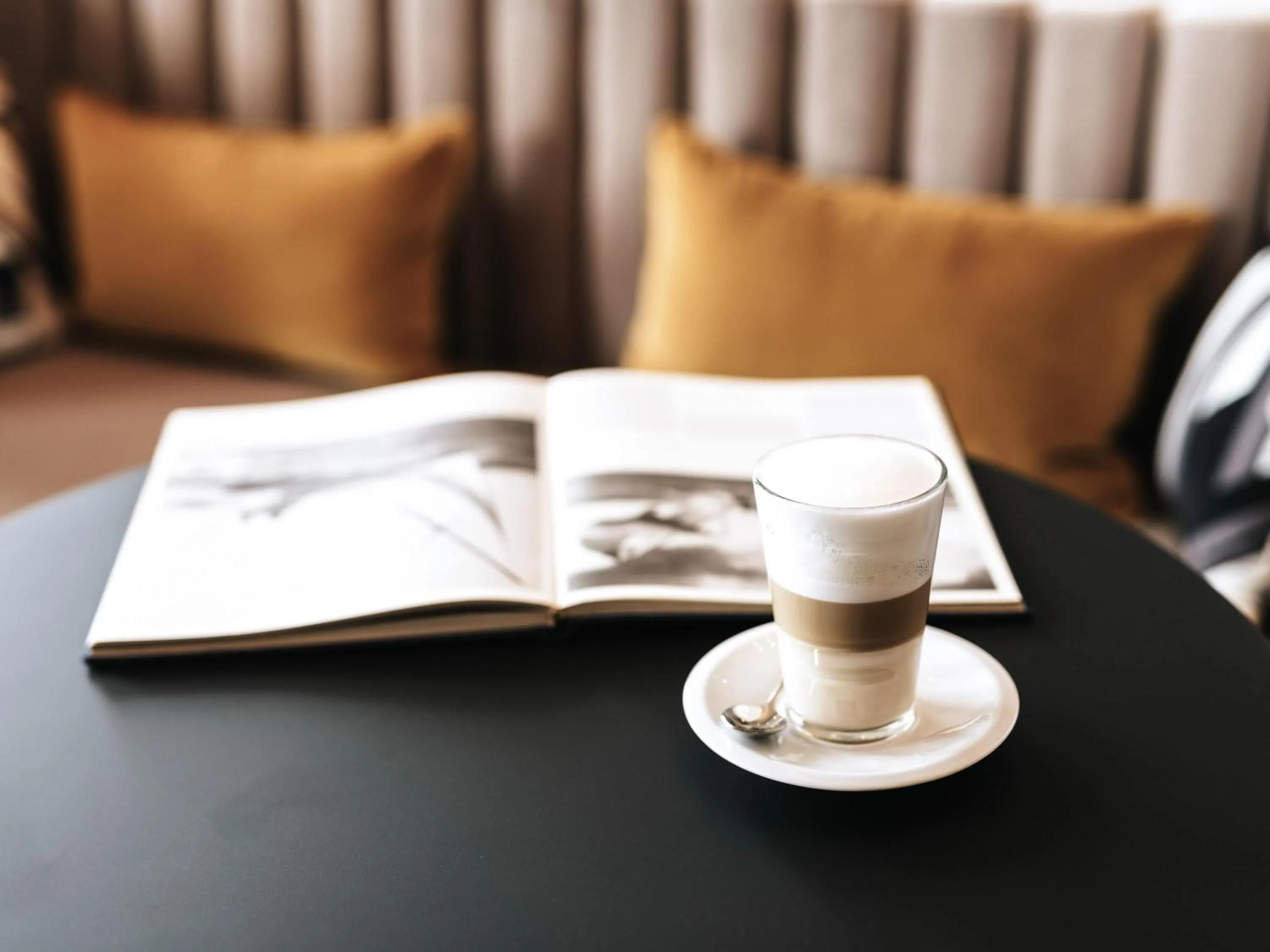 Lounge or bar in Hotel Mercure Roscoff Bord De Mer