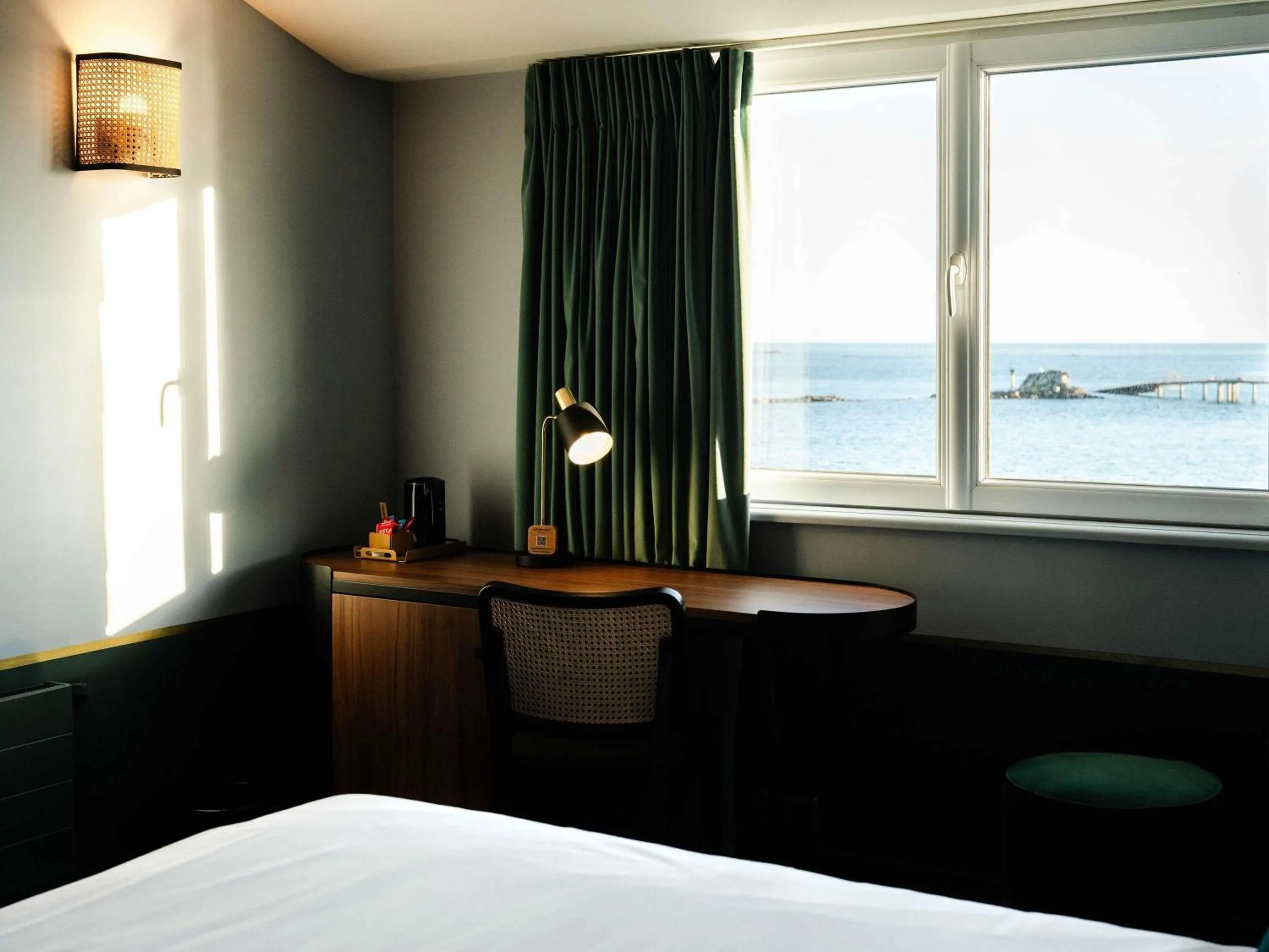 Bedroom, Bed in Hotel Mercure Roscoff Bord De Mer