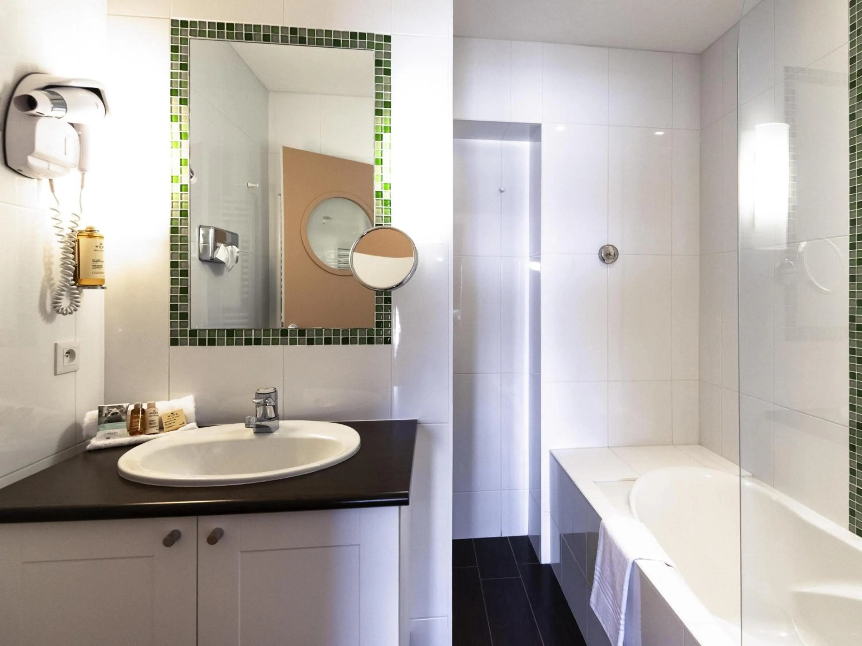 Bedroom in Hotel Mercure Roscoff Bord De Mer