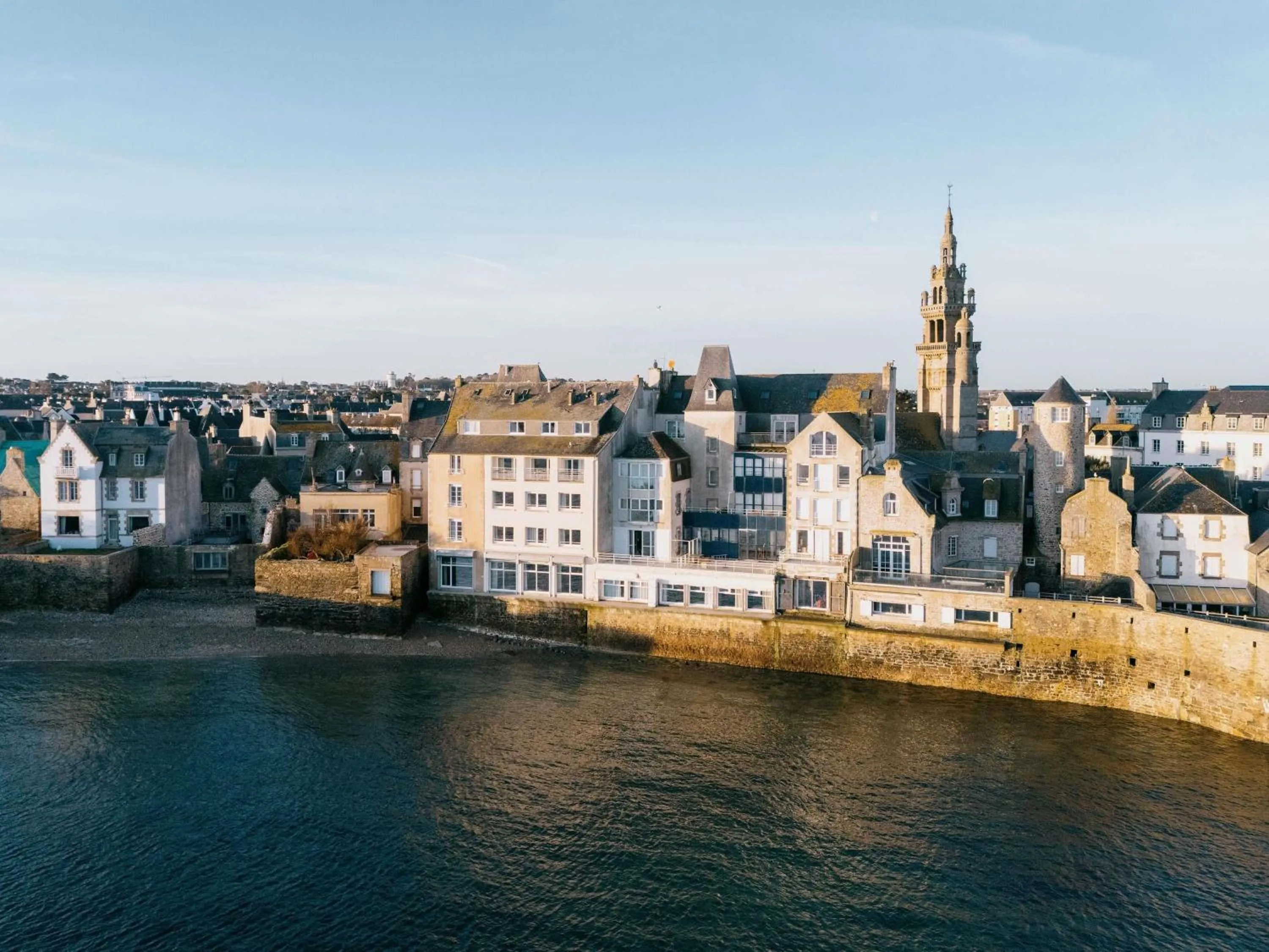 Property building in Hotel Mercure Roscoff Bord De Mer