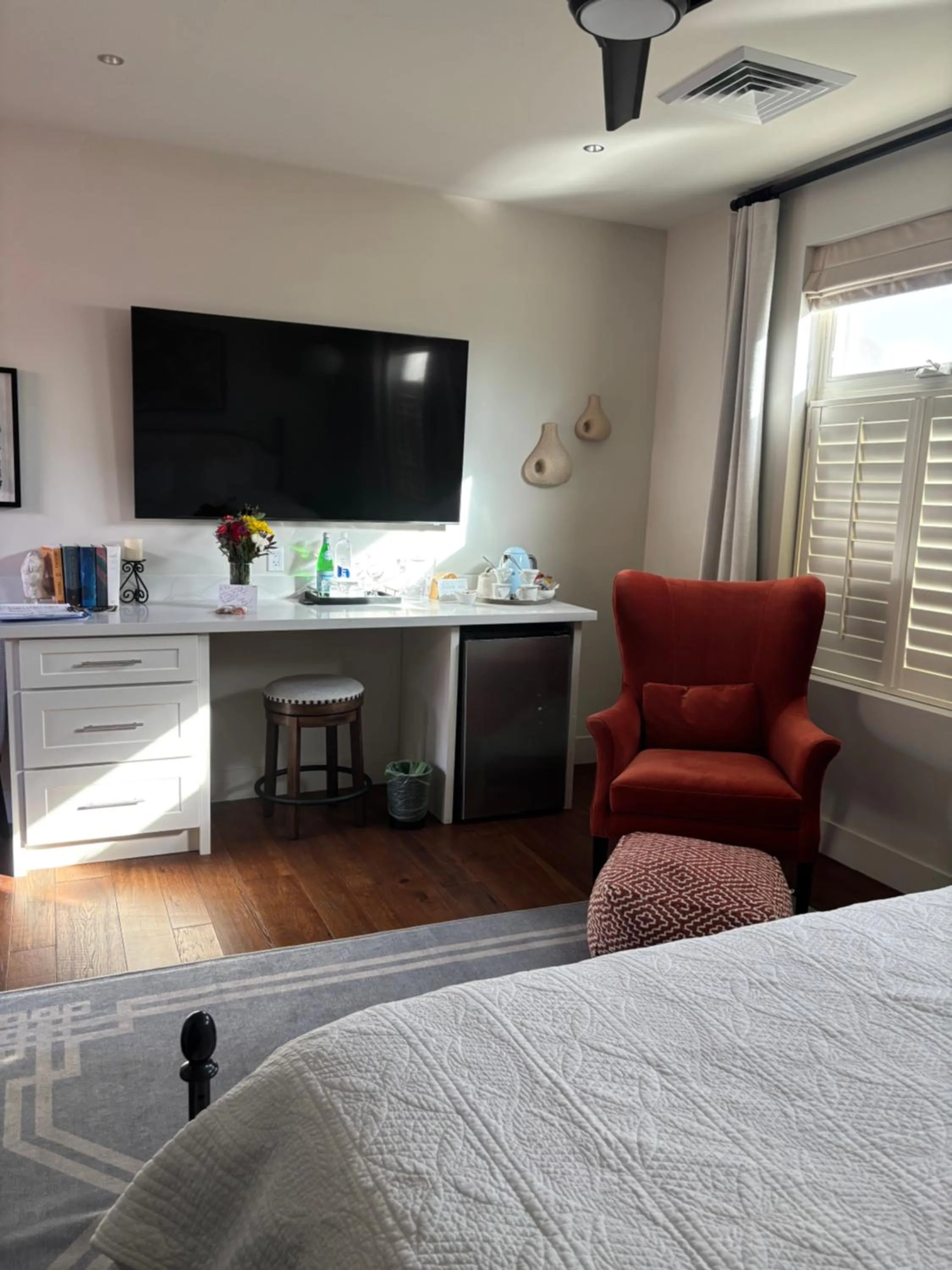 Seating area, Bed in Bespoke Inn Scottsdale