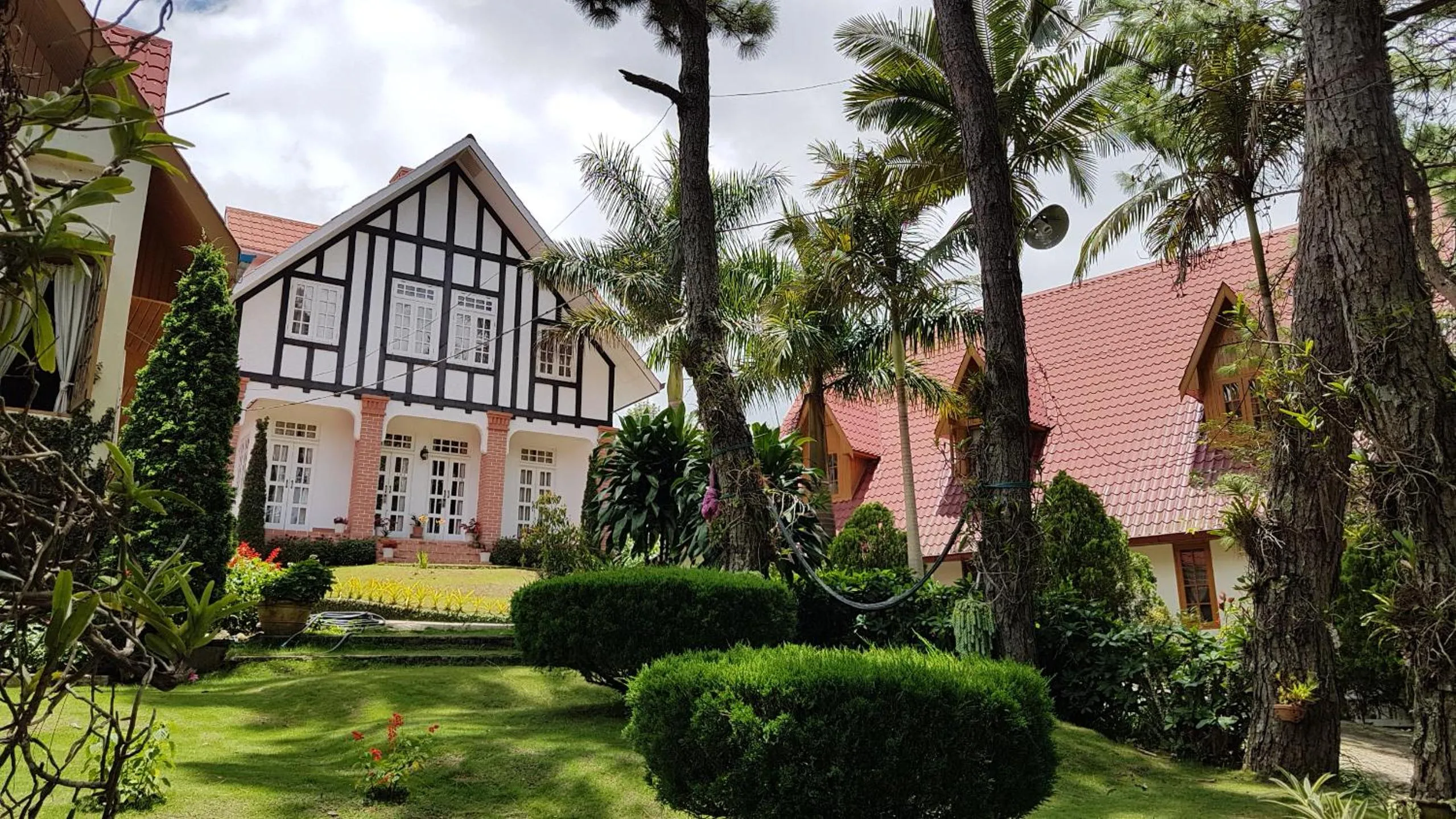 Facade/entrance in Hillock Villa