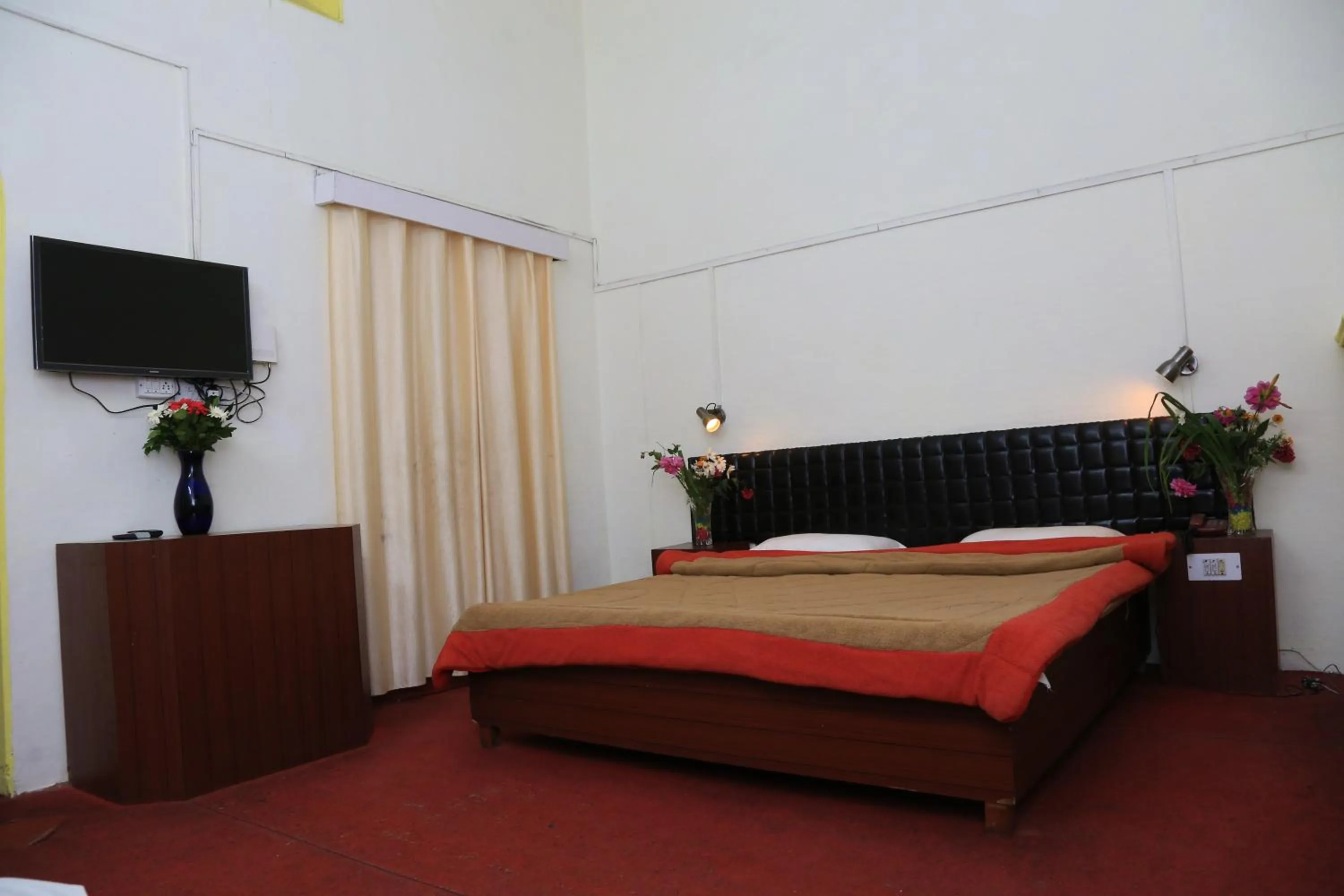 Living room, Bed in Prince Hotel Mallroad