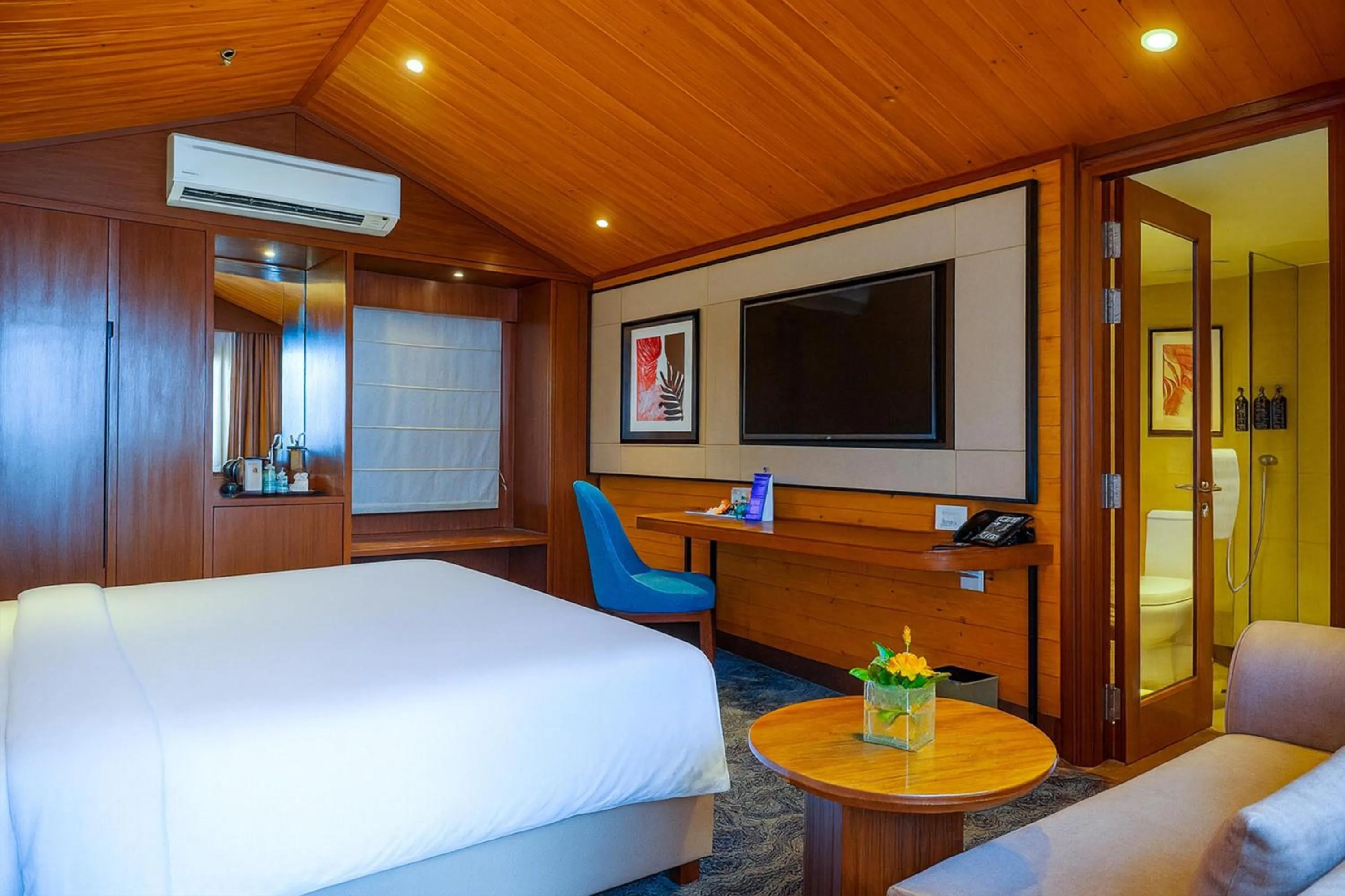 Bedroom, Bed in Radisson Blu Resort Dharamshala