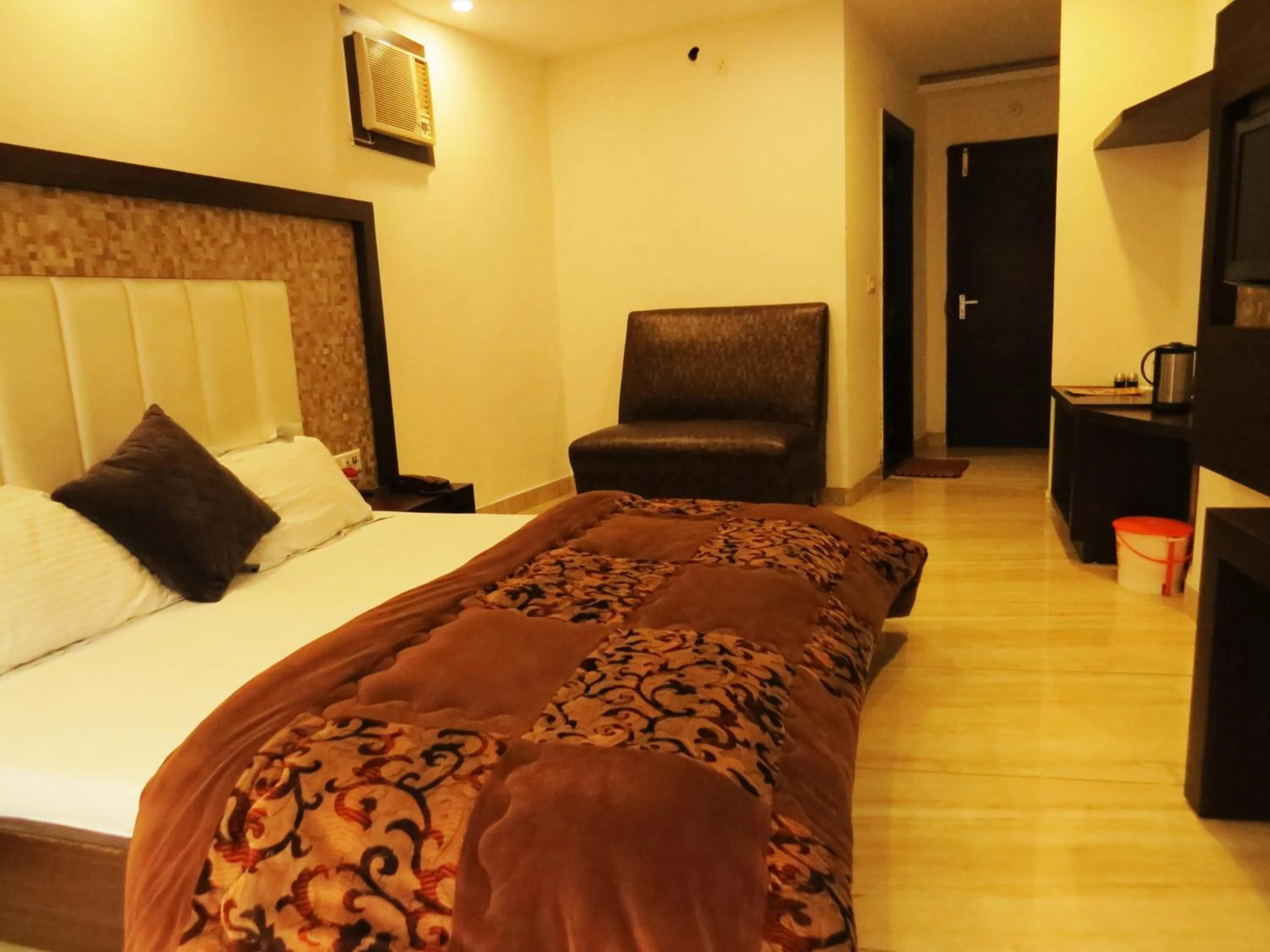 Photo of the whole room in Hotel Amar Palace