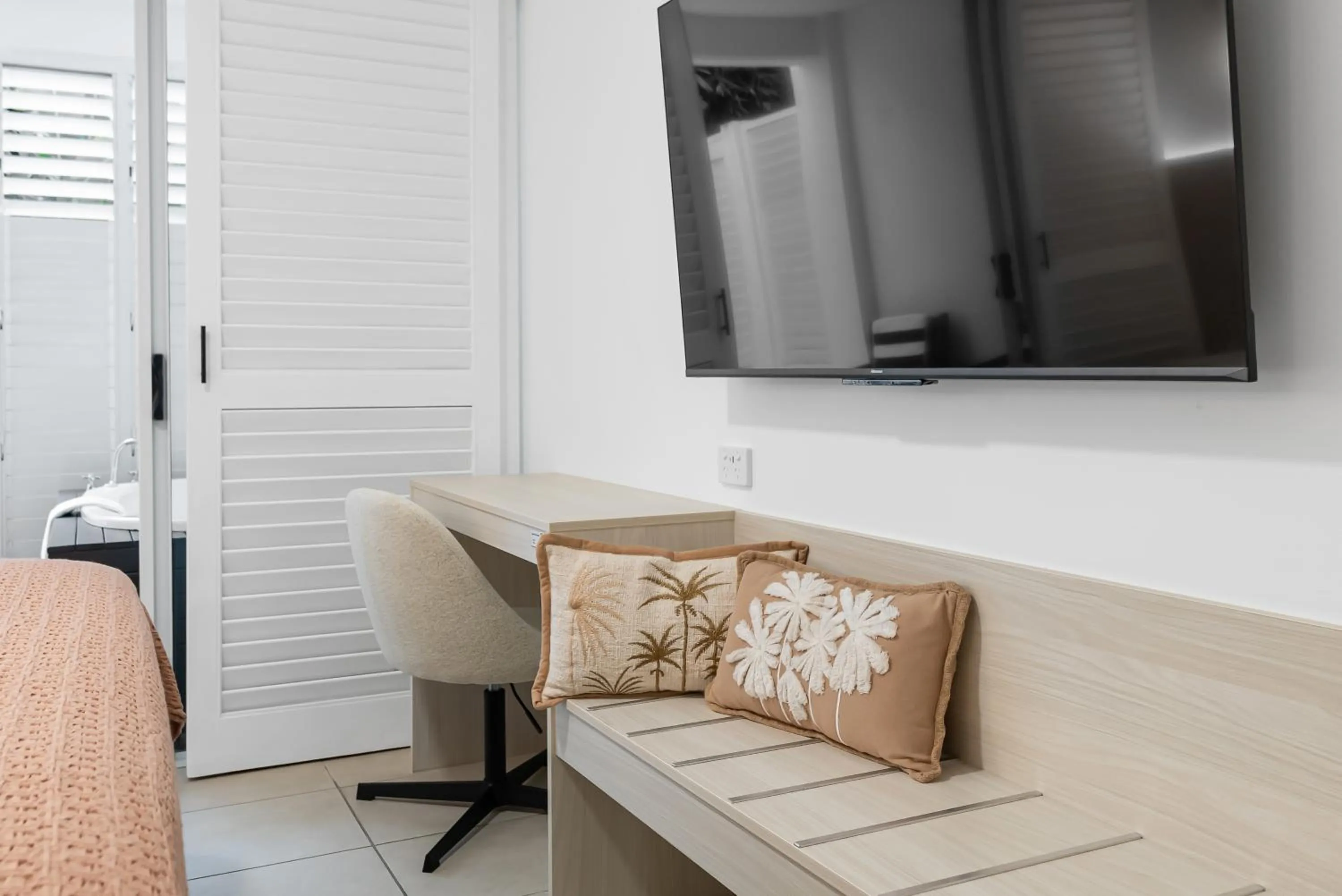 TV and multimedia in Elysium Private Apartments at Beach Club & Spa