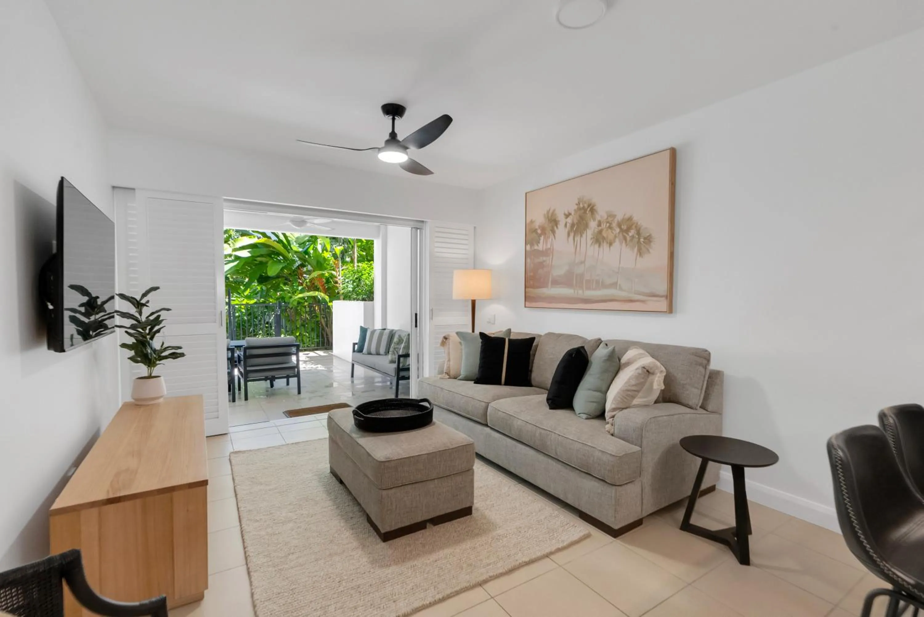 TV and multimedia in Elysium Private Apartments at Beach Club & Spa