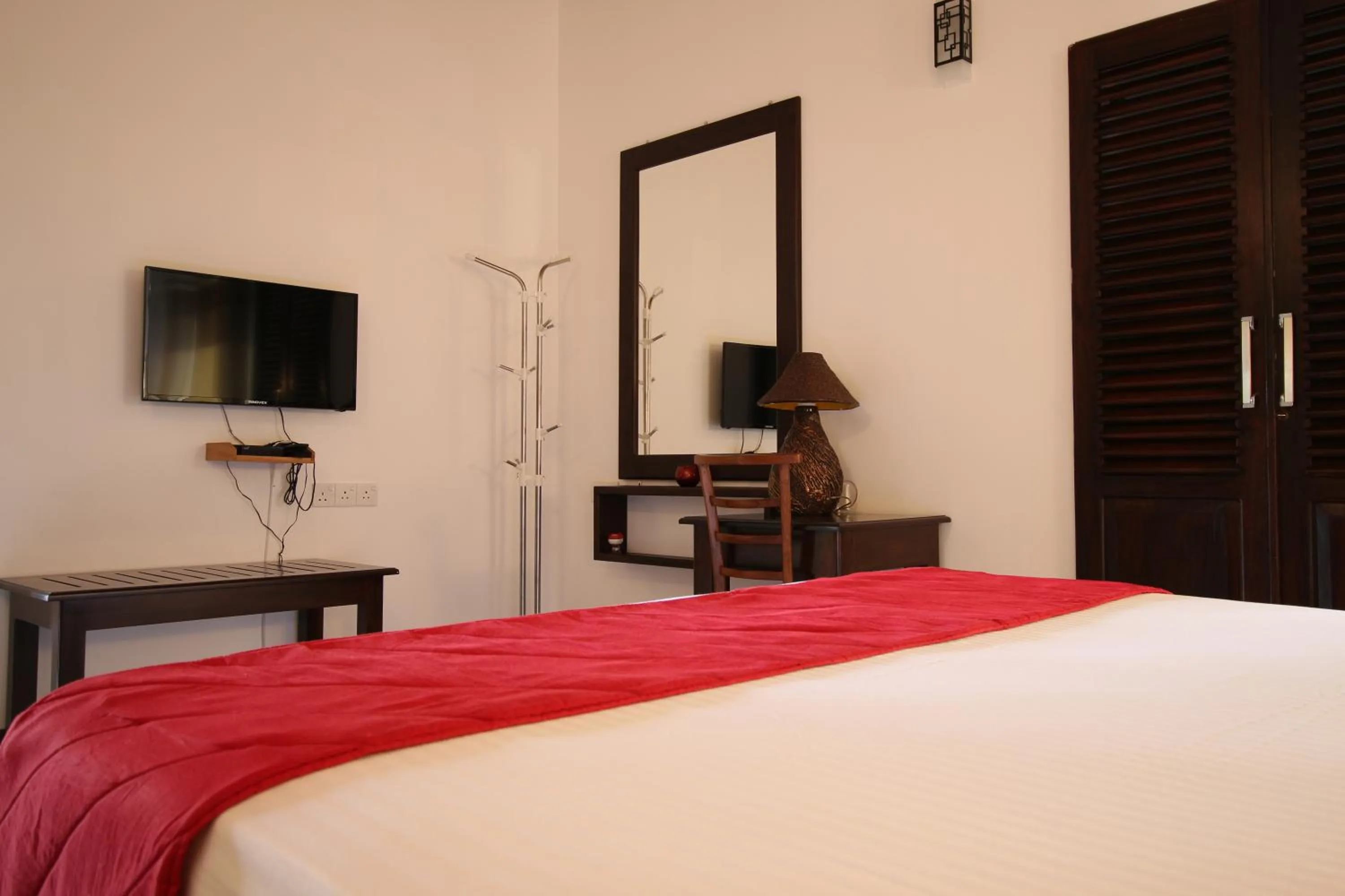 Bed, TV/Entertainment Center in River Breeze Villa Bentota