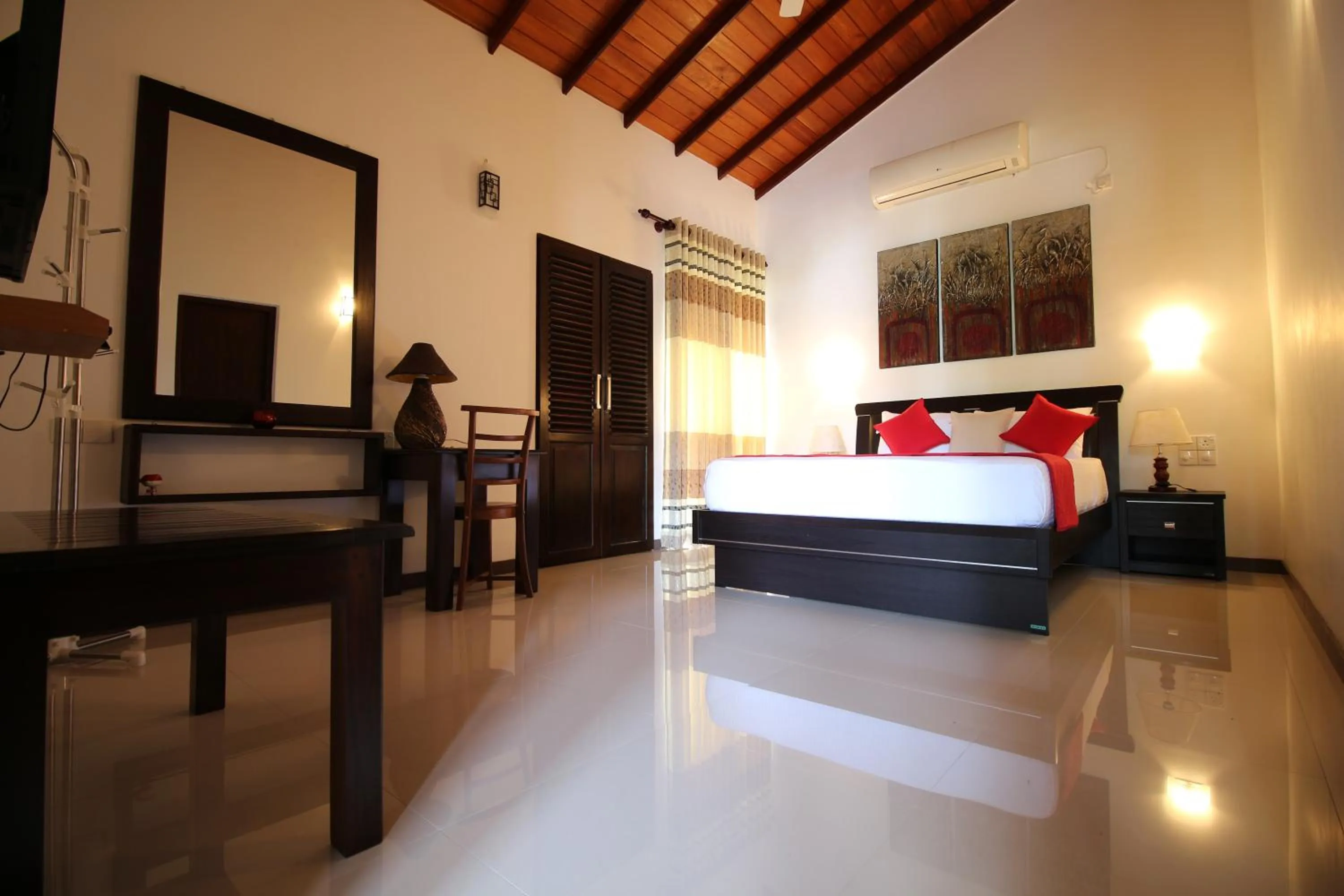 Bedroom, Bed in River Breeze Villa Bentota