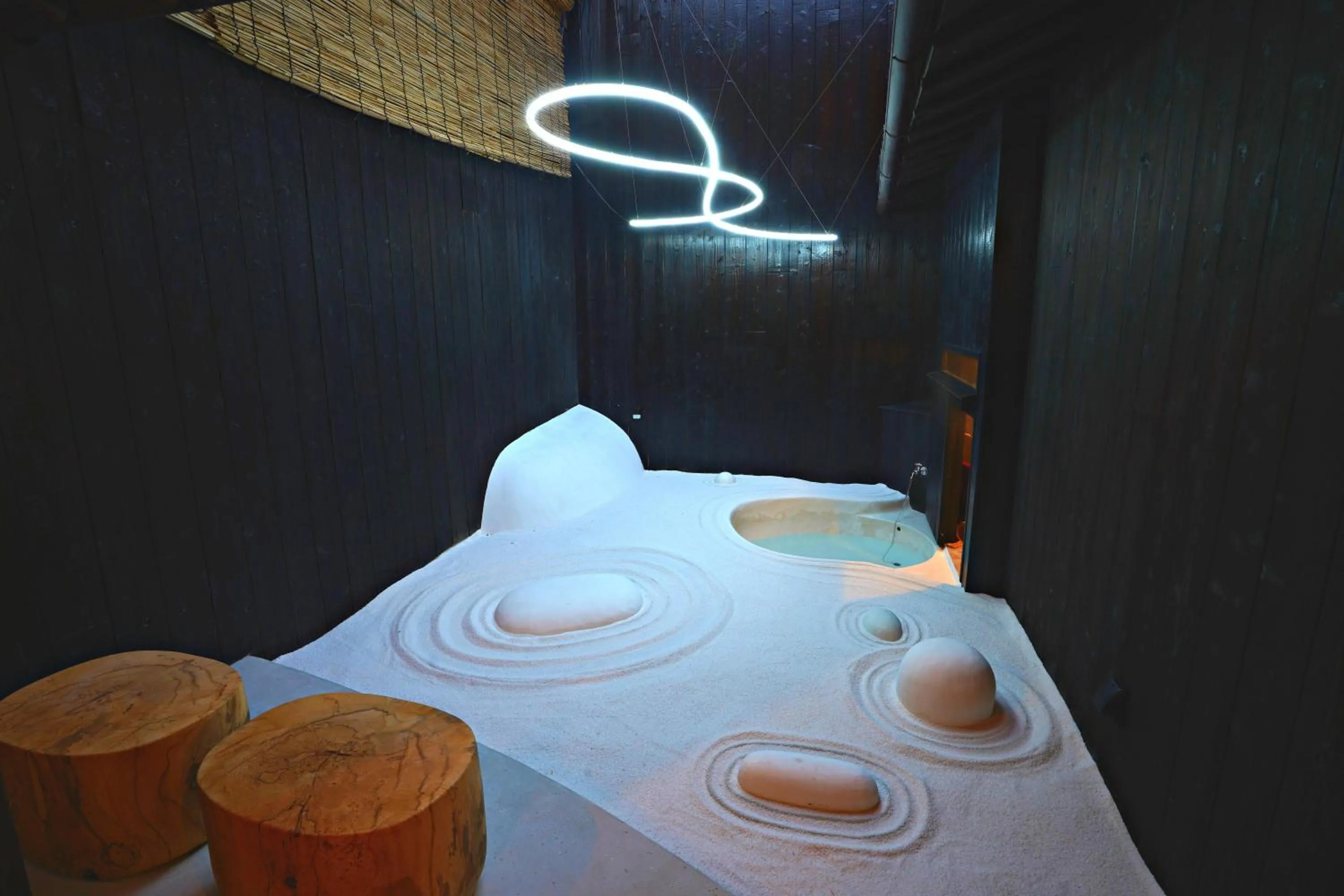 Garden in Kiraku Kyoto Aneyakoji