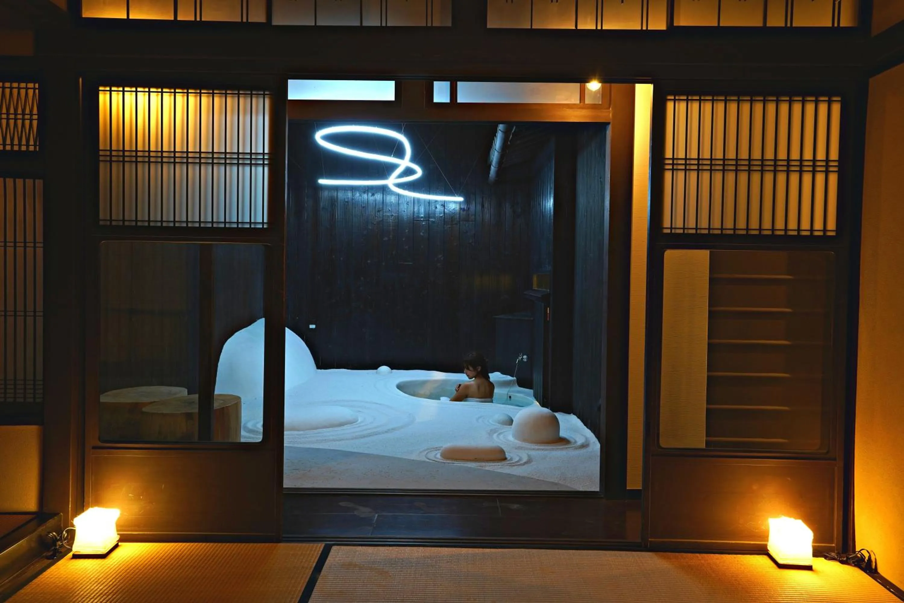 Open Air Bath, Bed in Kiraku Kyoto Aneyakoji