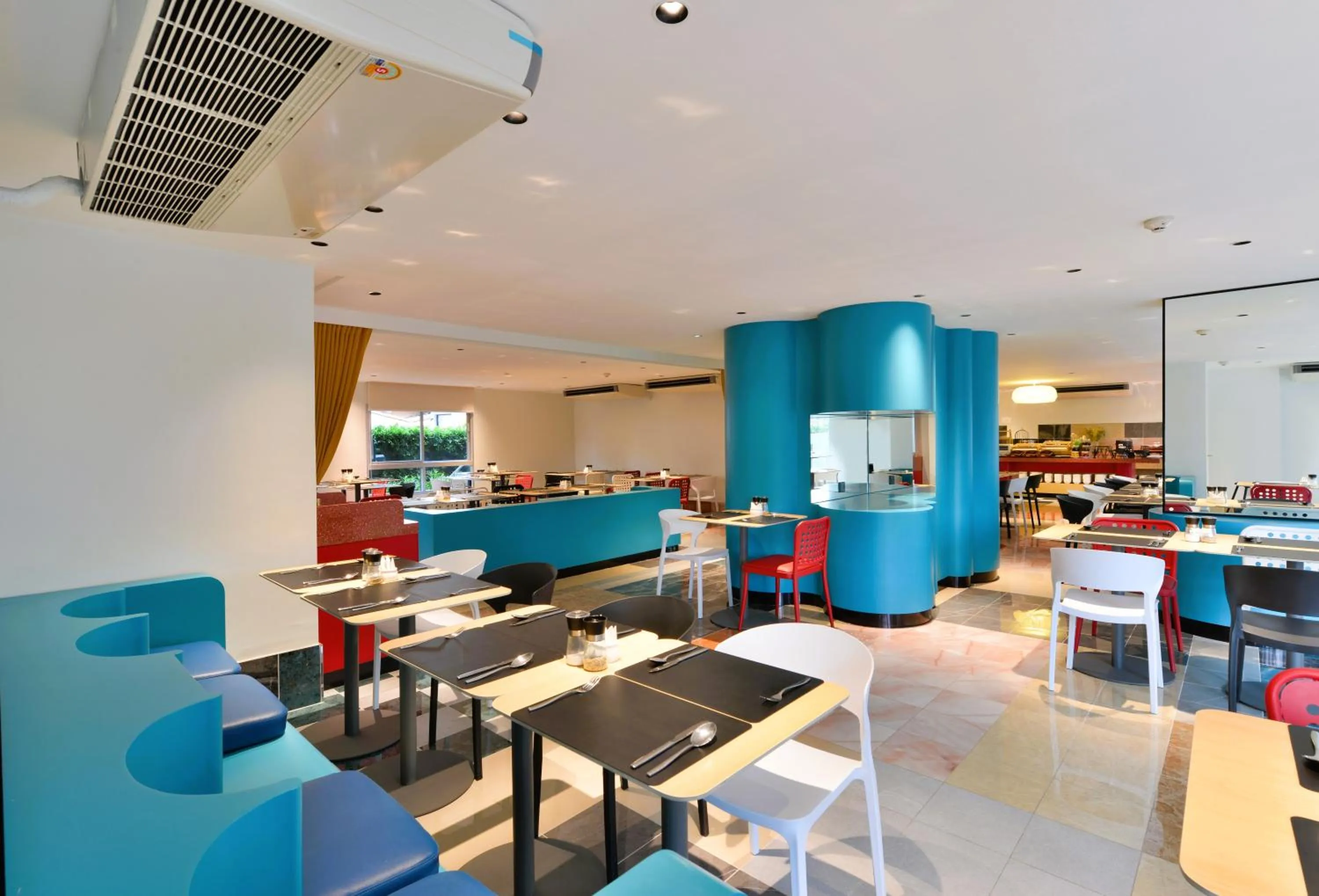 Restaurant/places to eat in The Grass Serviced Suites