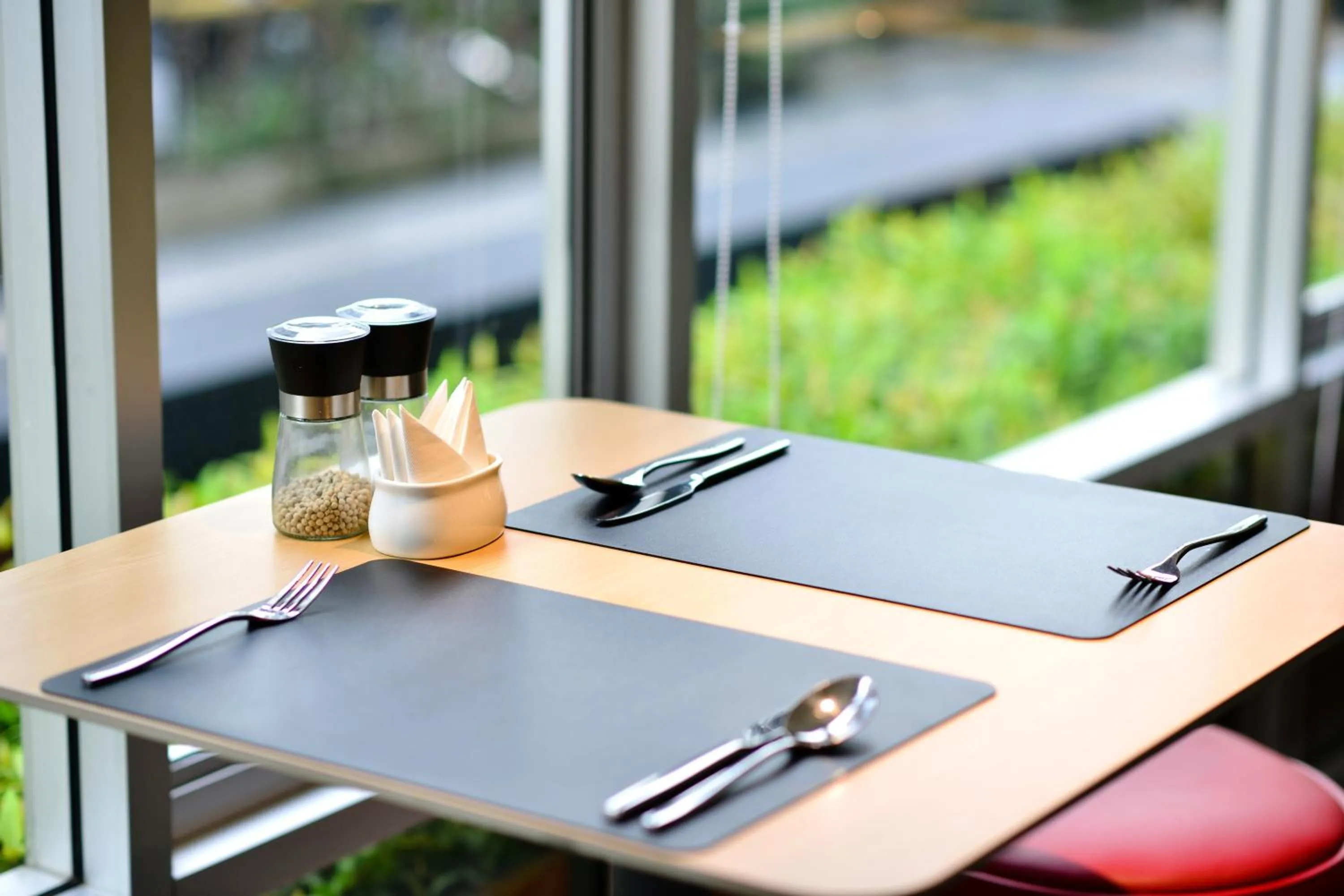 Restaurant/places to eat in The Grass Serviced Suites