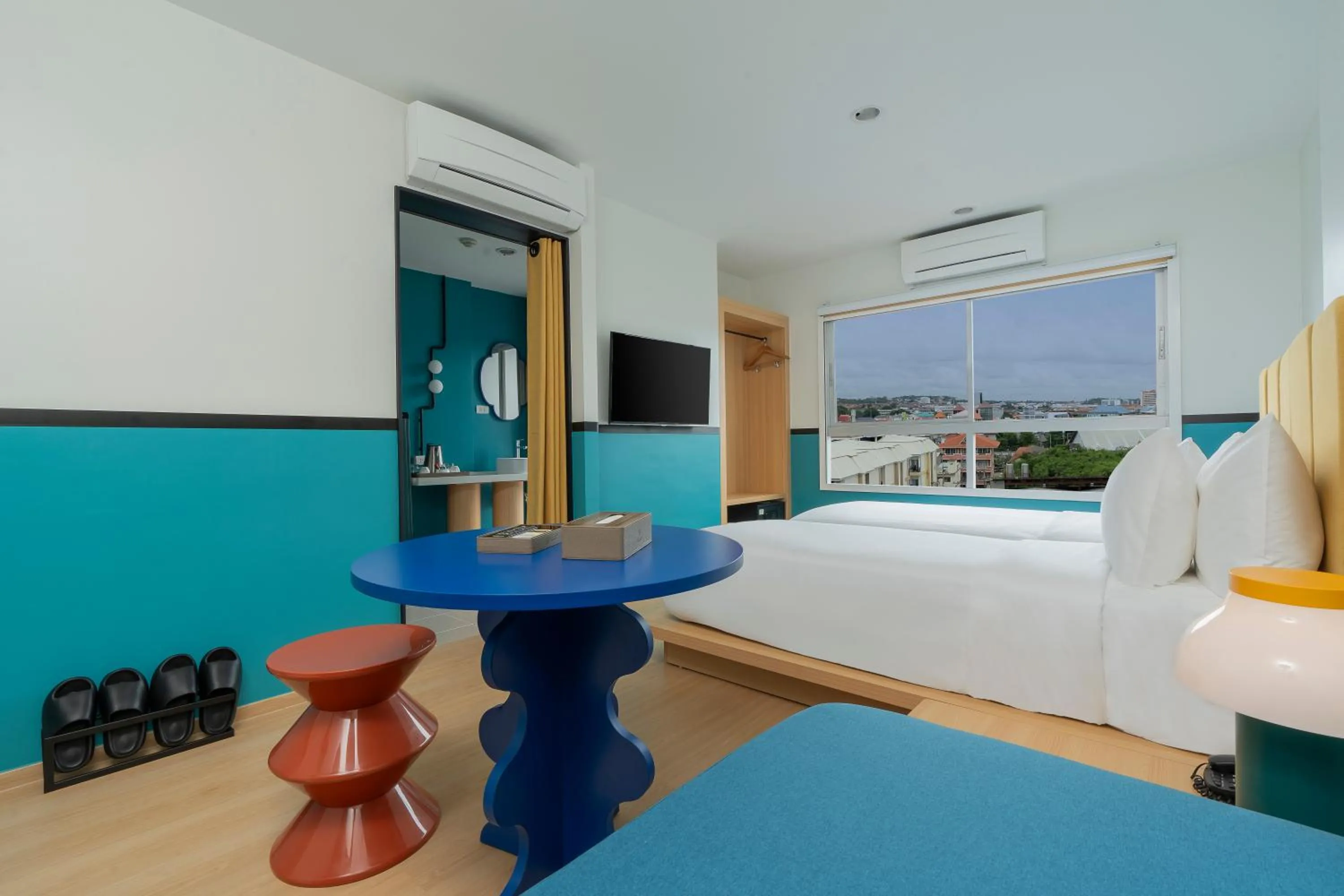 Seating area, Bed in The Grass Serviced Suites