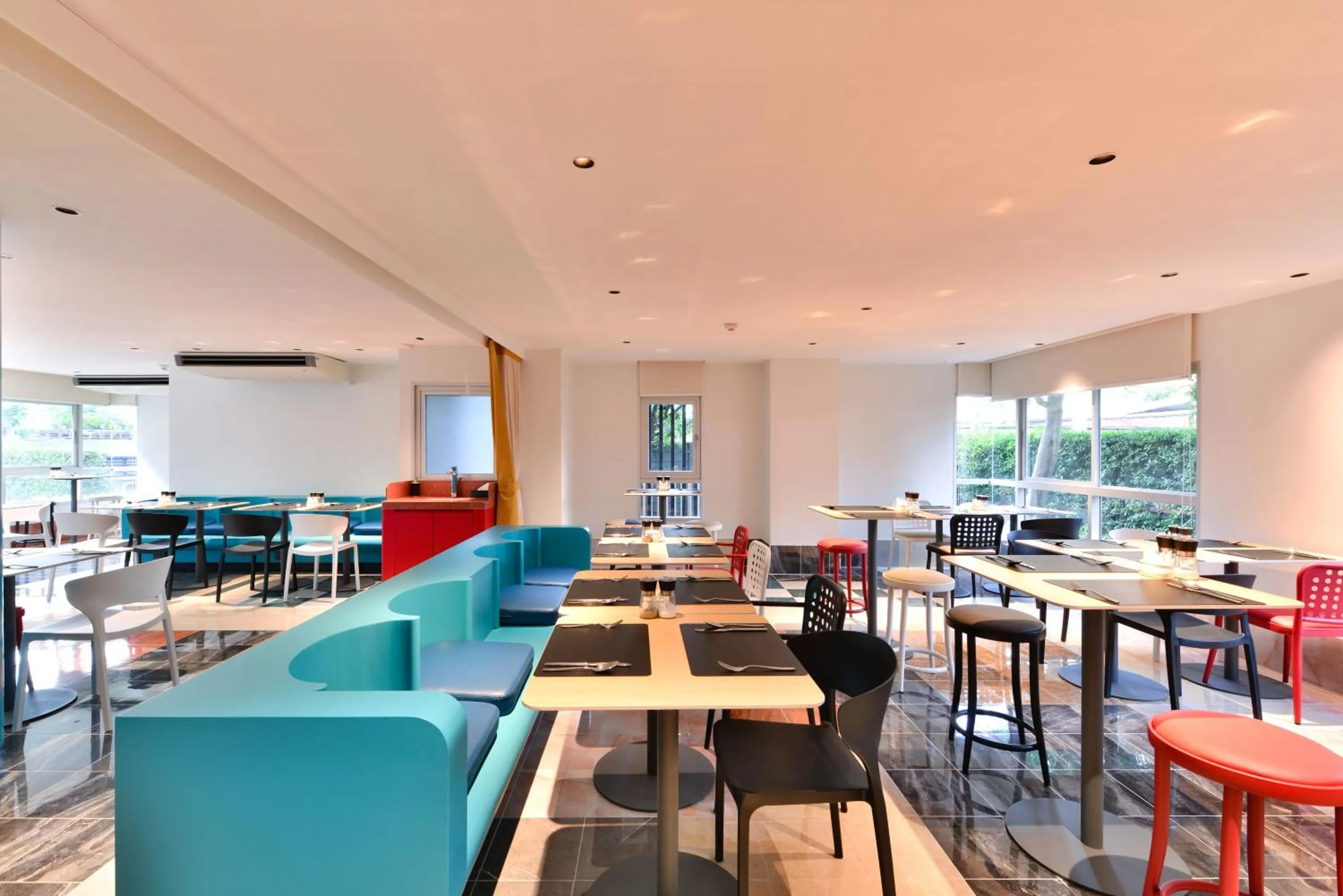 Restaurant/places to eat in The Grass Serviced Suites