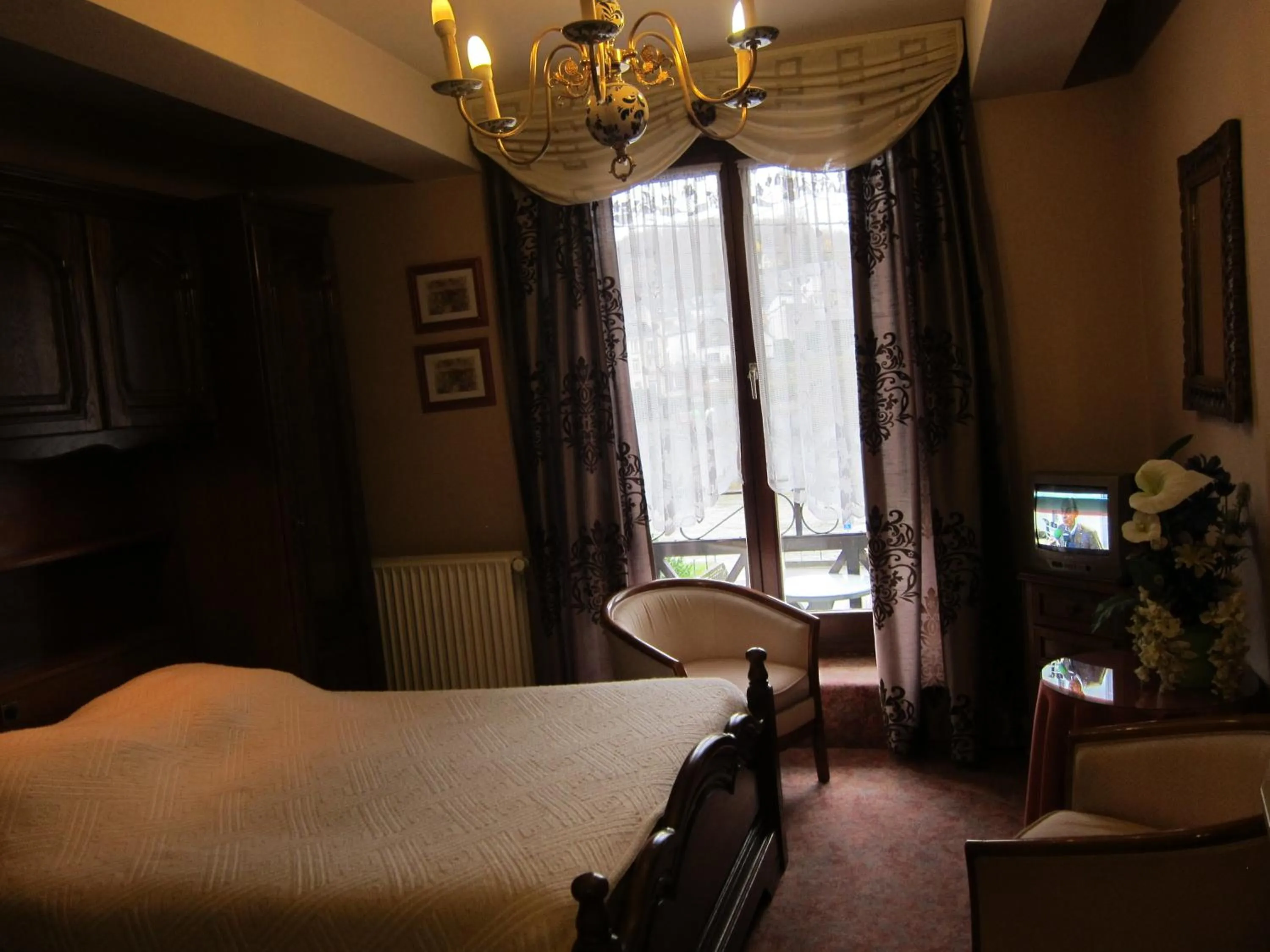 Bedroom in Auberge d'Alsace Hotel de France