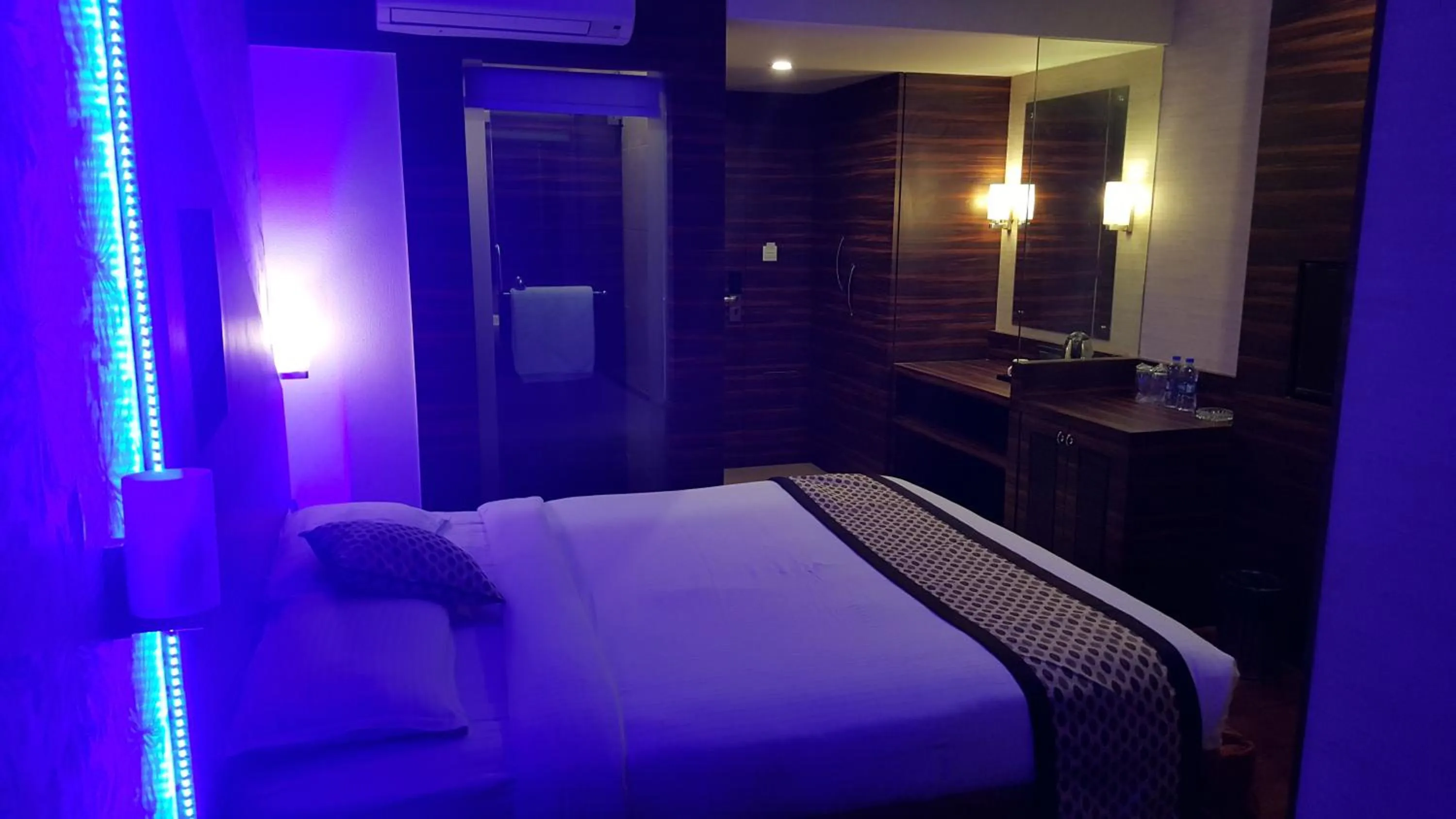 Photo of the whole room, Bed in Privilege Inn