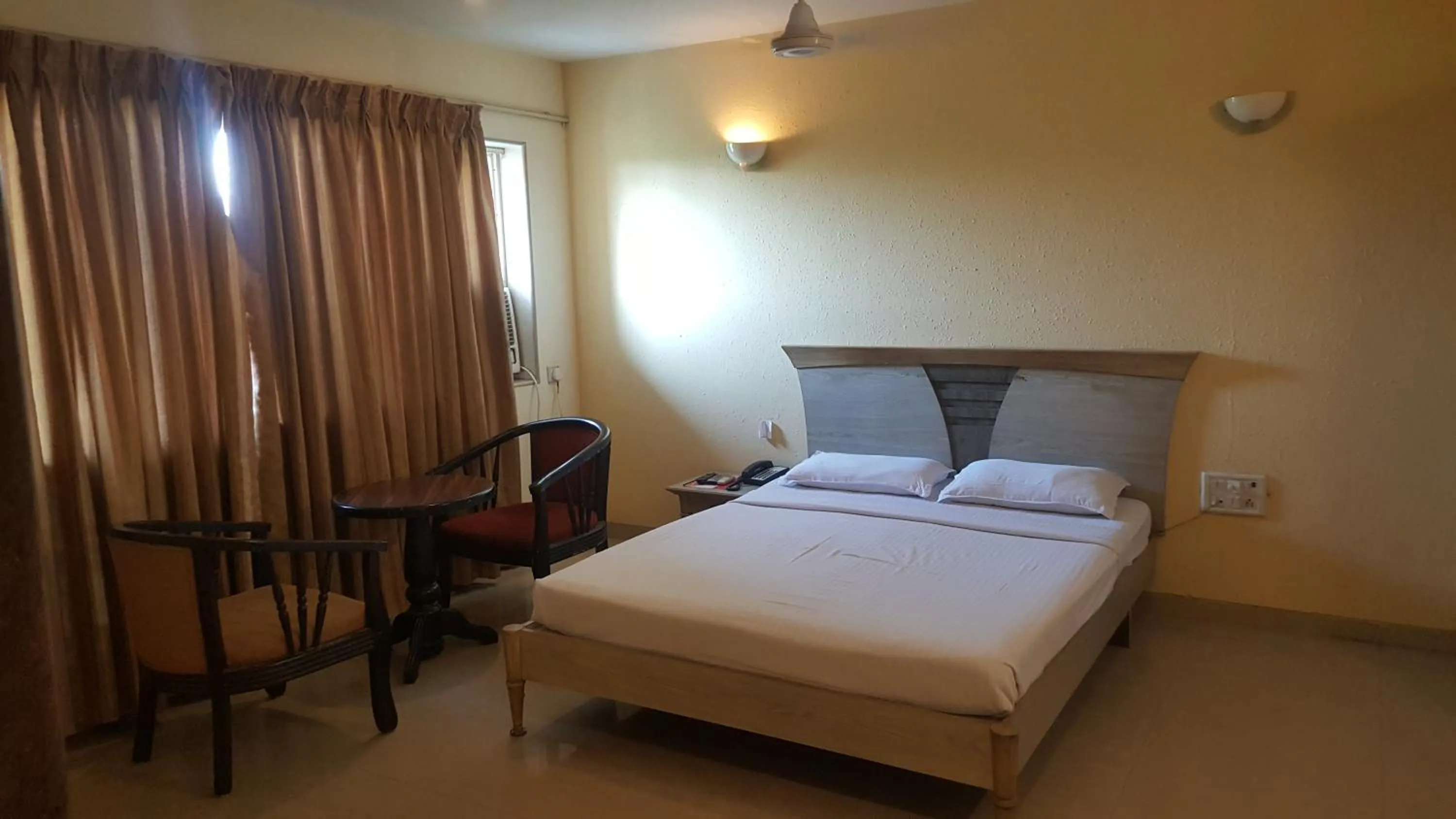 Photo of the whole room, Bed in Privilege Inn