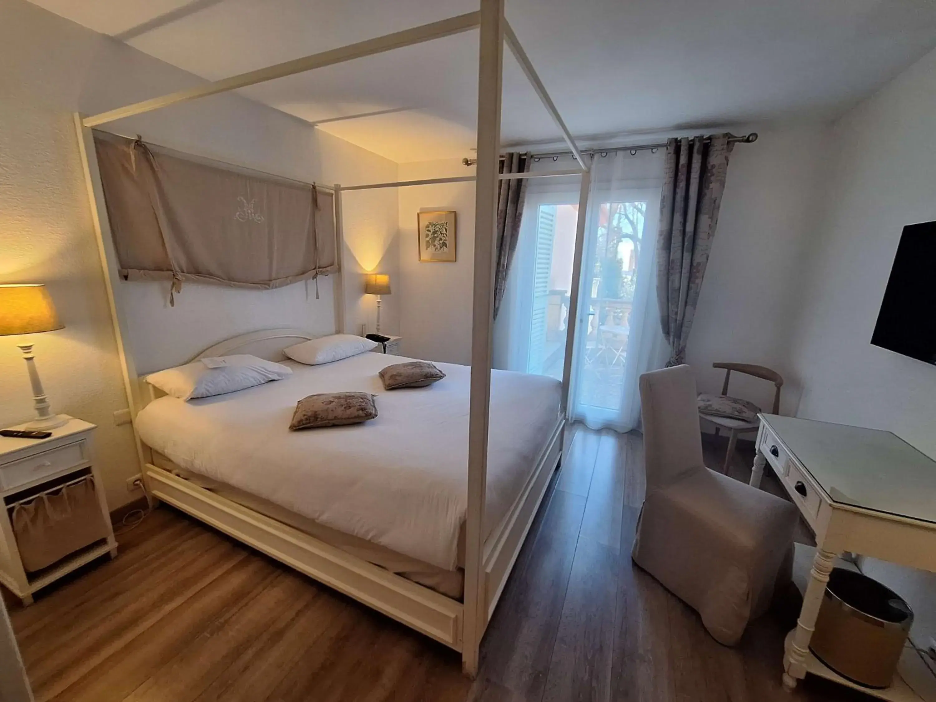 Superior Queen Room with Pool View in Best Western L'Orangerie Superior Queen Room with Pool View in Best Western L'Orangerie