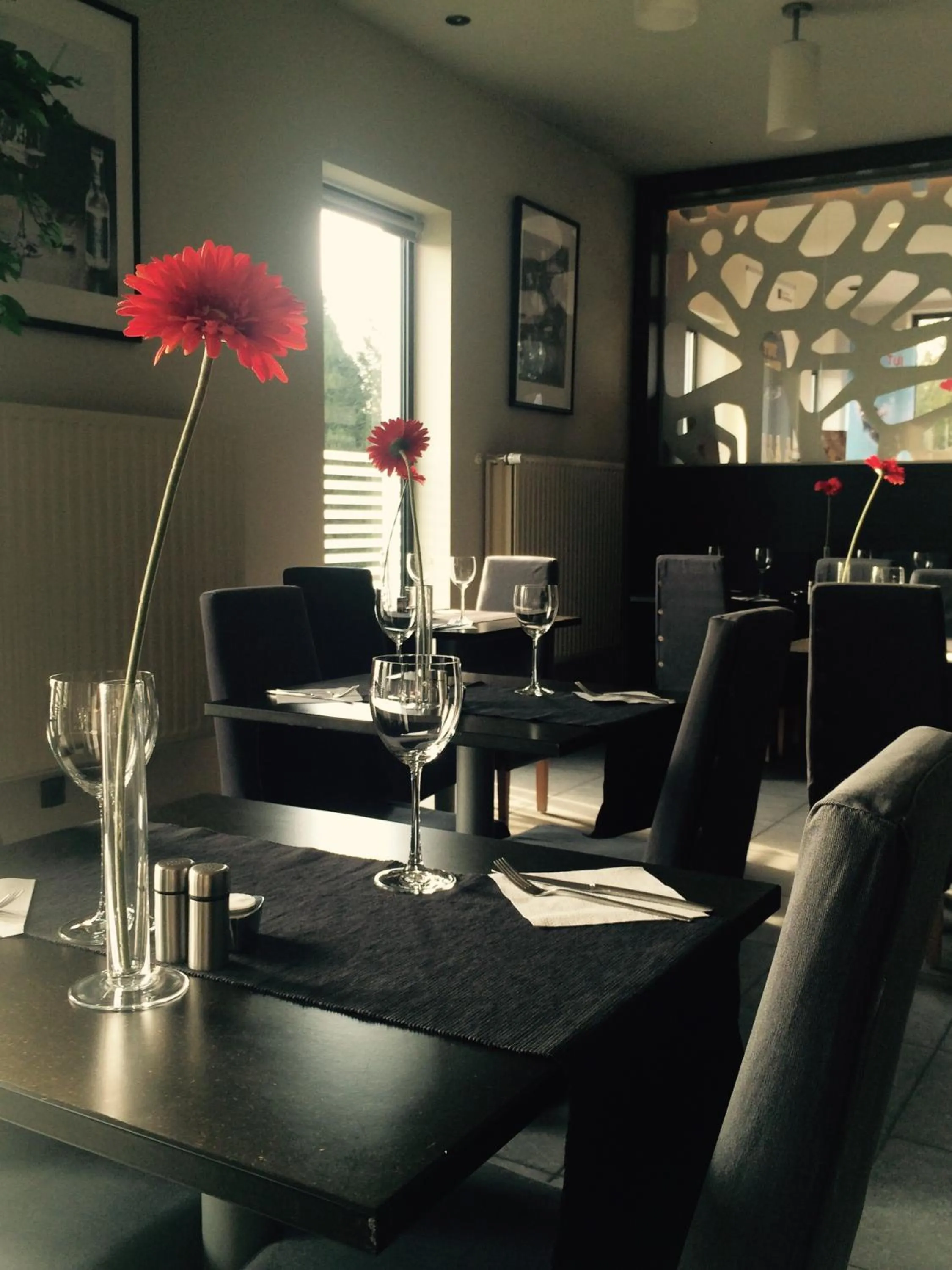 Restaurant/places to eat in Axis Hotel