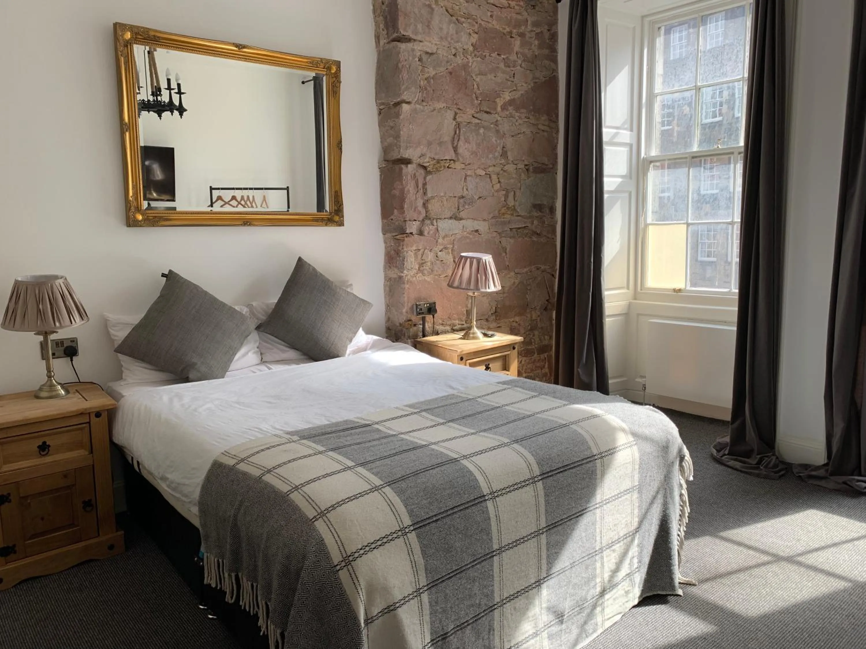 Bed in Royal Mile Balconies by the Castle