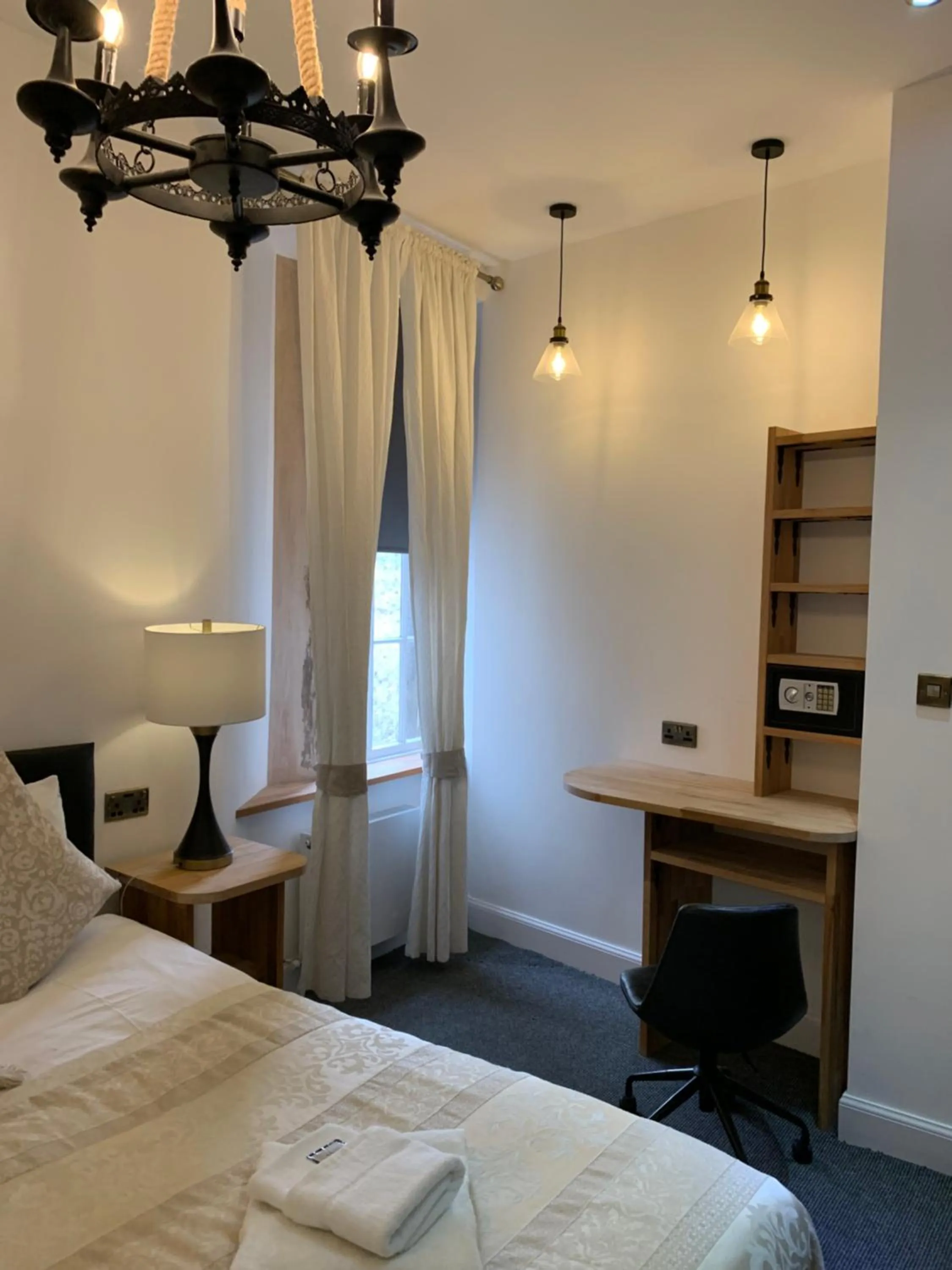 Bed in Royal Mile Balconies by the Castle