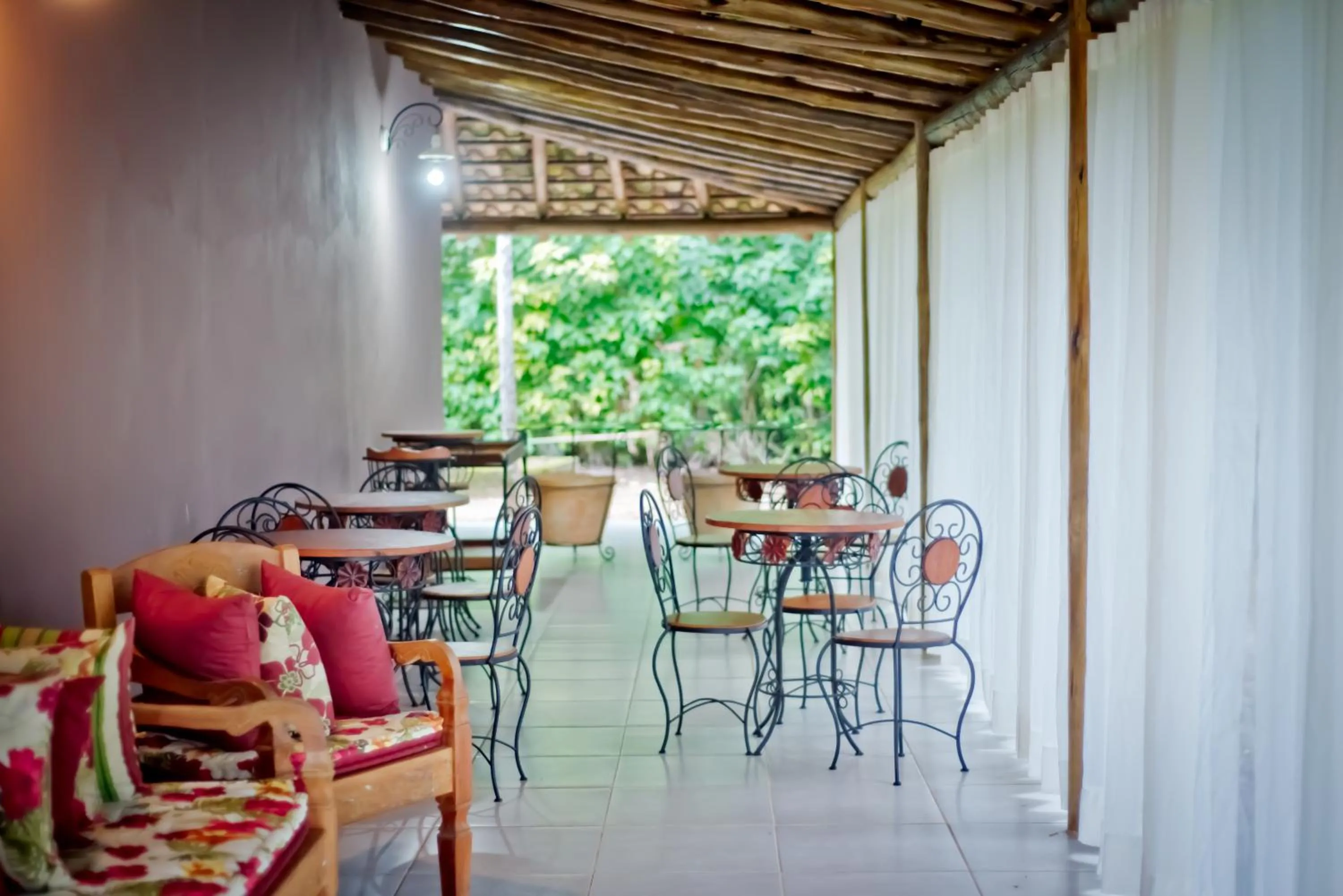 Restaurant/places to eat in Vila Noah Pousada