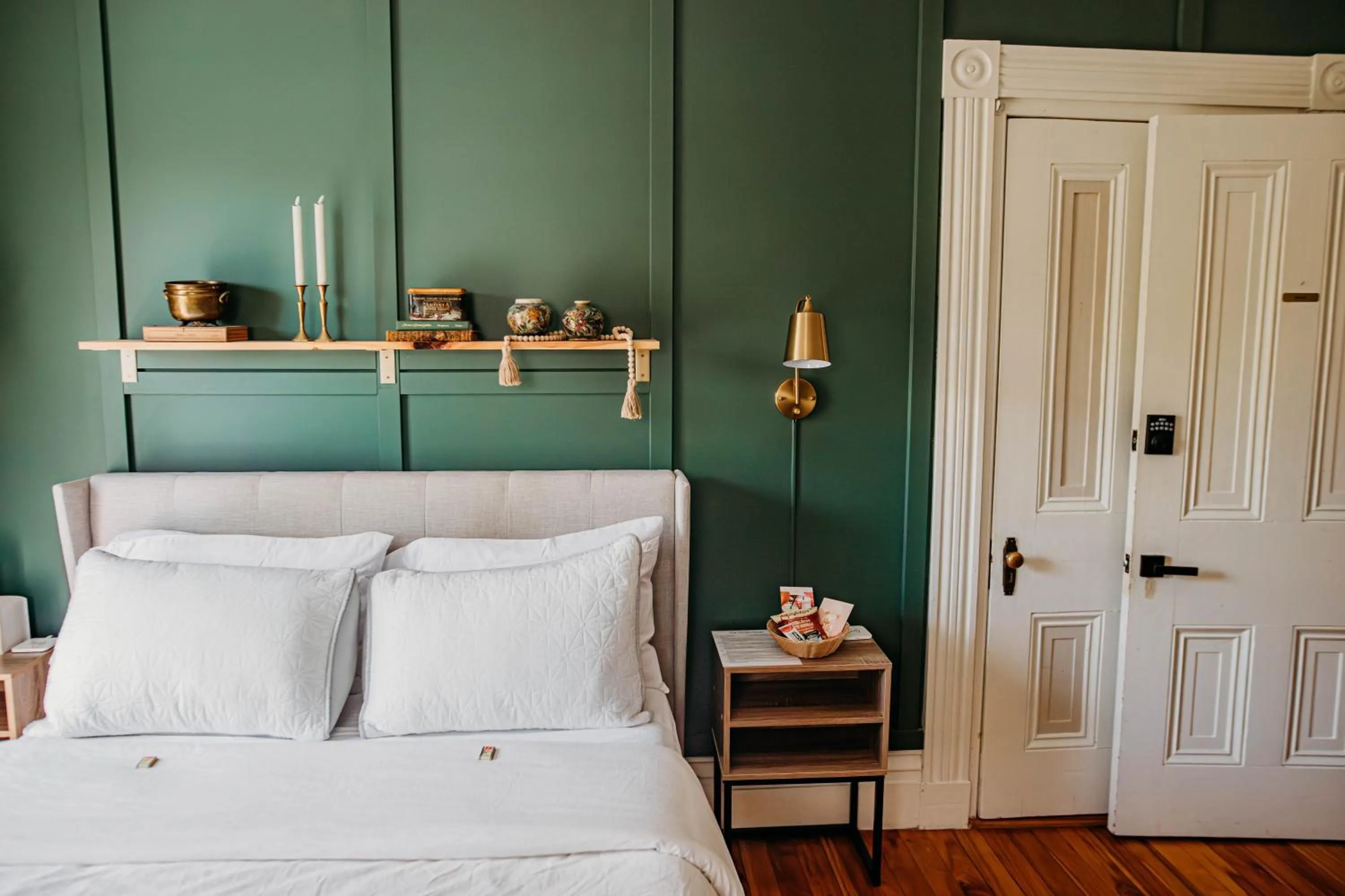 Bed in The Montague Rose Inn & Cafe